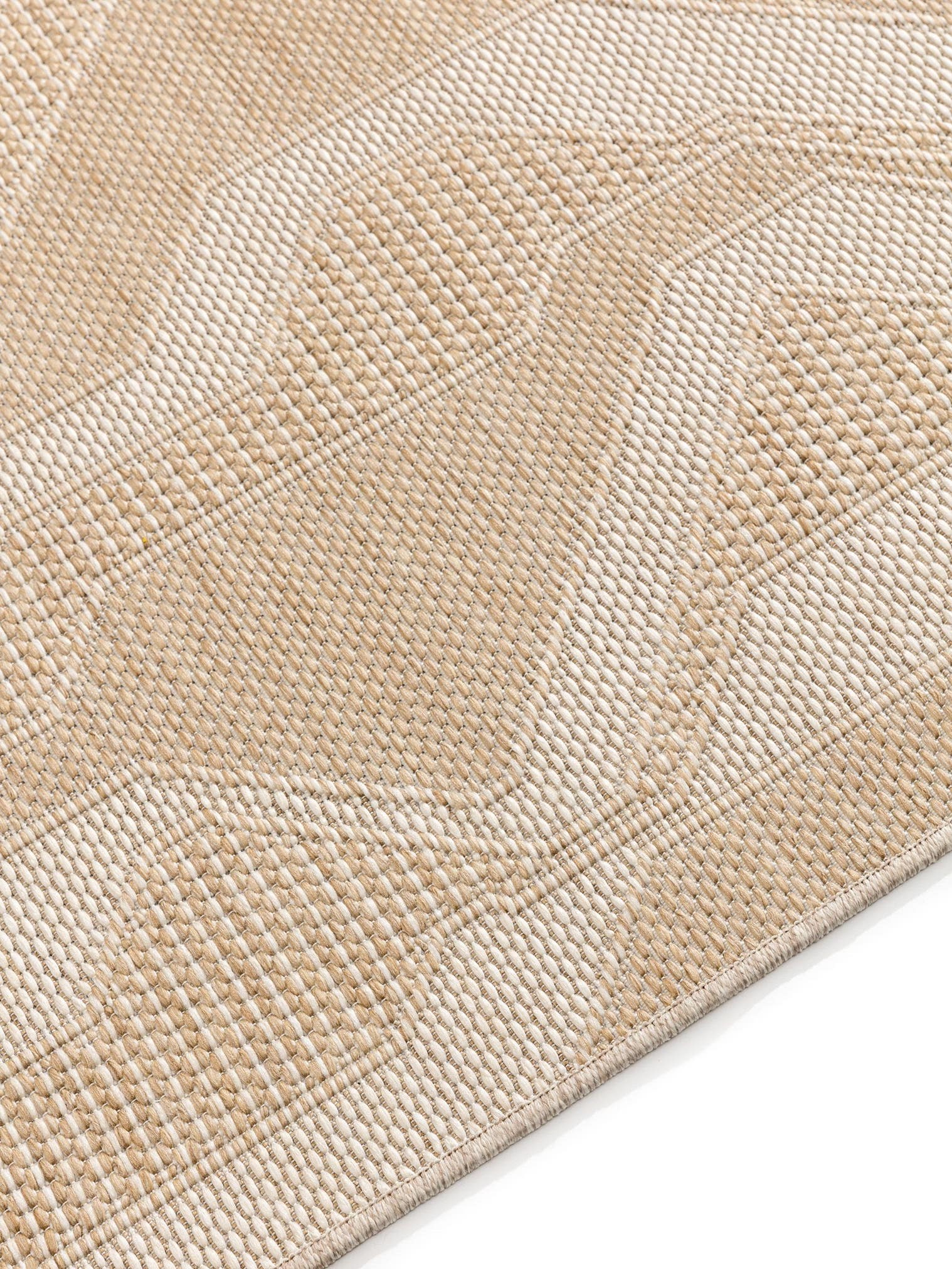 Teppich aus 100% Polypropylen in Weiß mit bis 5 mm hohem Flor von benuta Nest