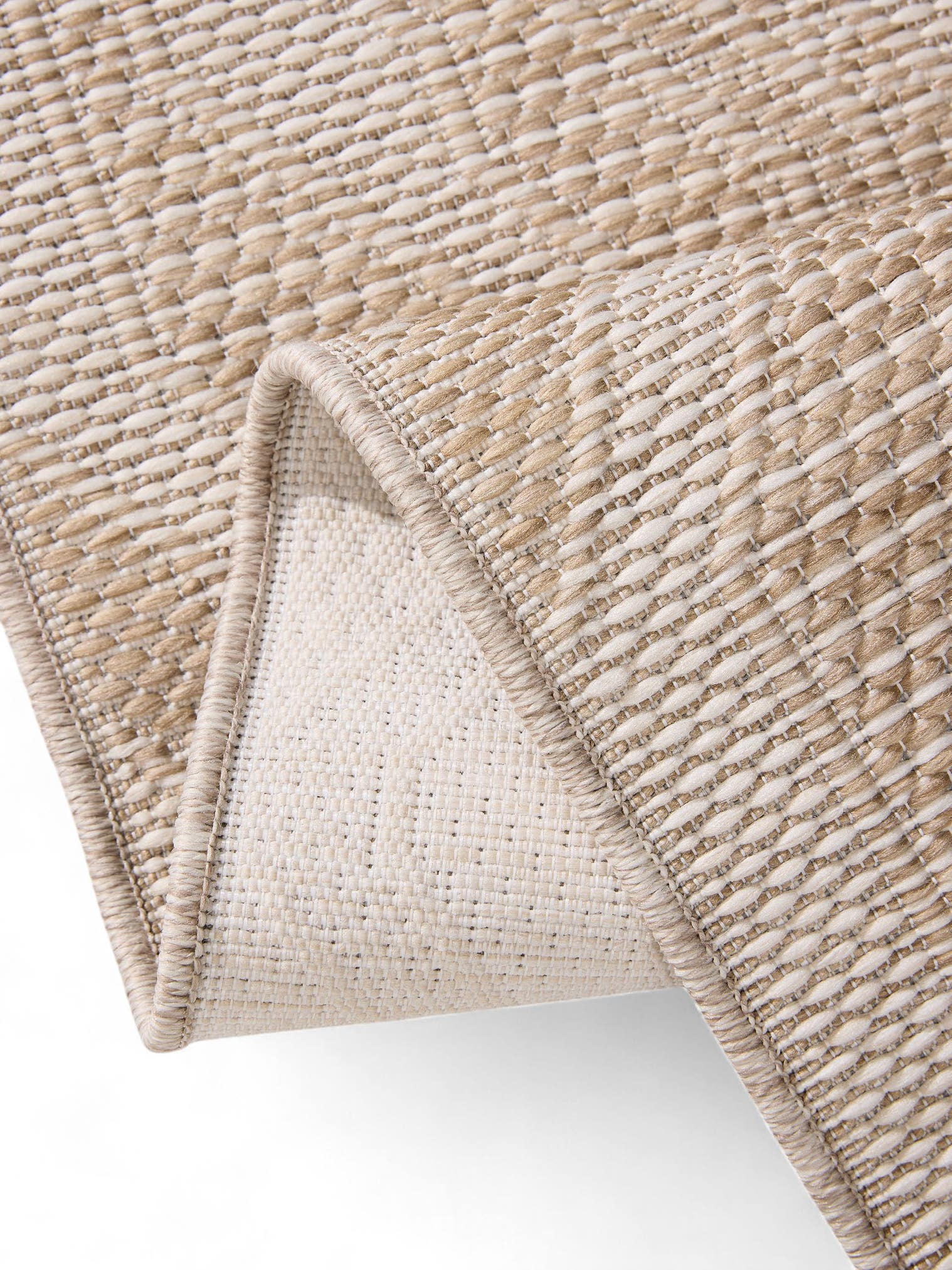 Teppich aus 100% Polypropylen in Weiß mit bis 5 mm hohem Flor von benuta Nest