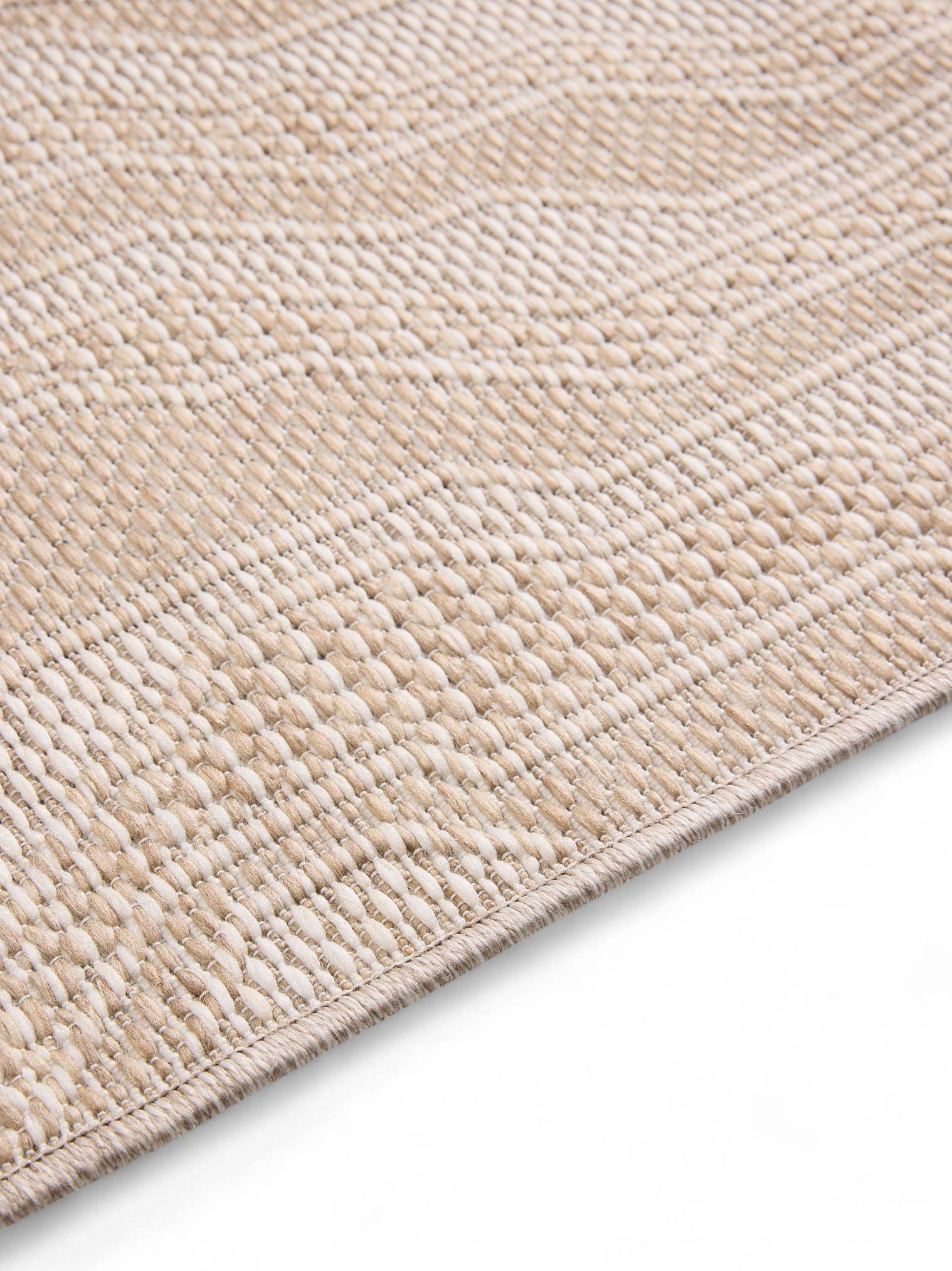 Teppich aus 100% Polypropylen in Weiß mit bis 5 mm hohem Flor von benuta Nest