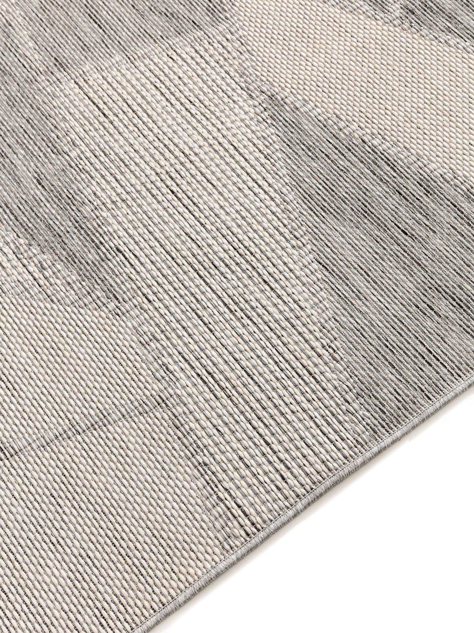 Teppich aus 100% Polypropylen in Grau mit bis 5 mm hohem Flor von benuta Nest