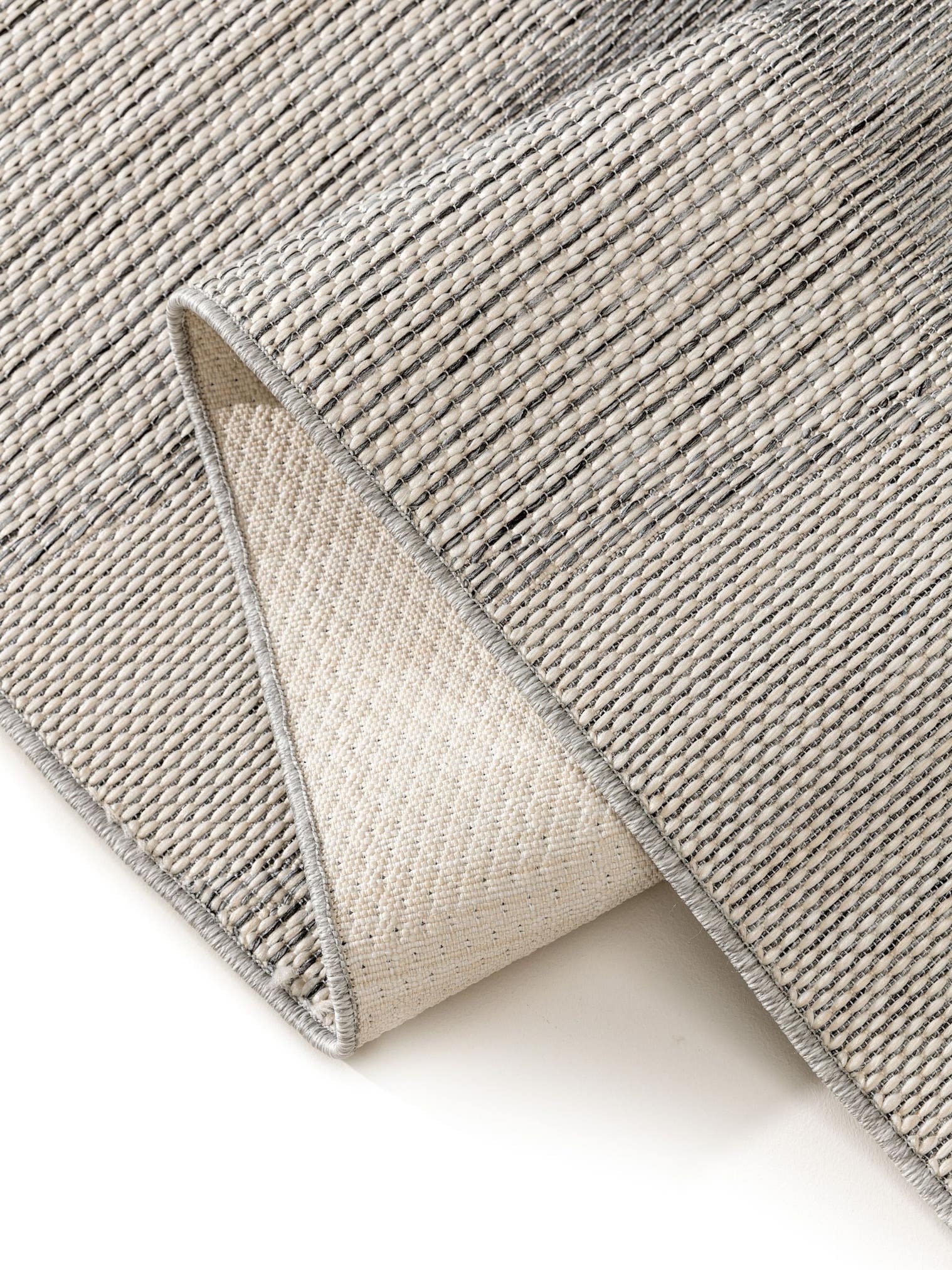 Teppich aus 100% Polypropylen in Grau mit bis 5 mm hohem Flor von benuta Nest