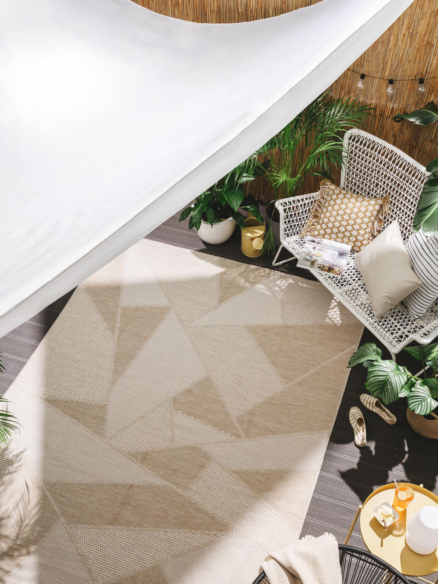 Teppich aus 100% Polypropylen in Weiß mit bis 5 mm hohem Flor von benuta Nest