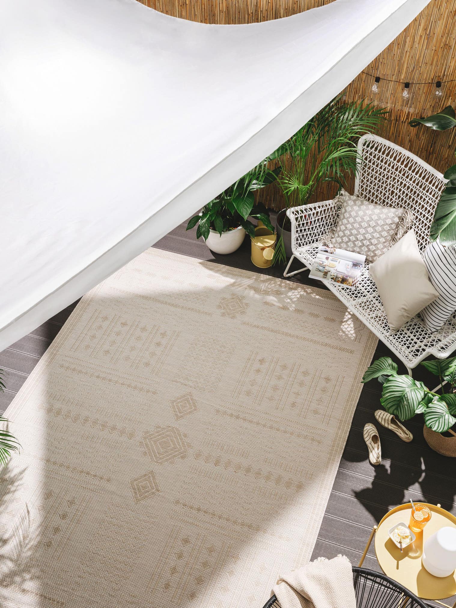 Teppich aus 100% Polypropylen in Weiß mit bis 5 mm hohem Flor von benuta Nest