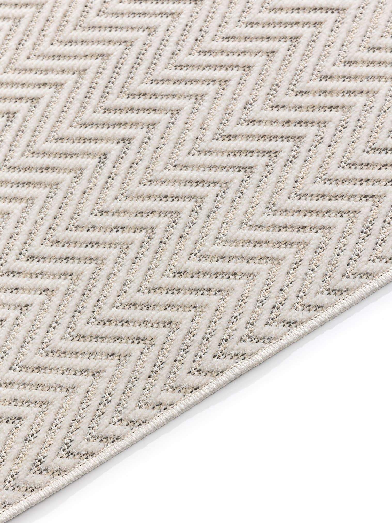Teppich aus 100% Polypropylen in Weiß mit bis 5 mm hohem Flor von benuta Basic