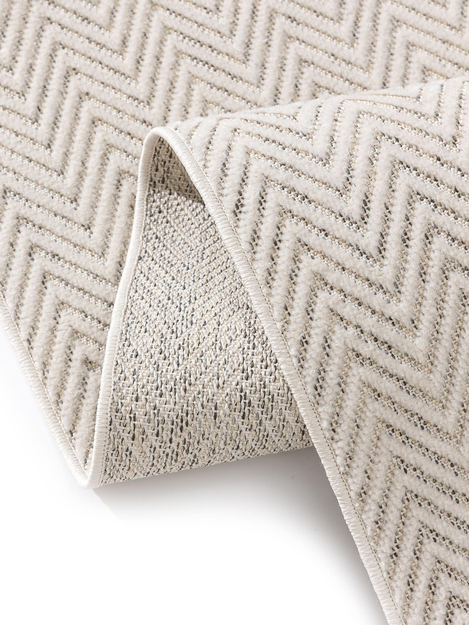 Teppich aus 100% Polypropylen in Weiß mit bis 5 mm hohem Flor von benuta Basic