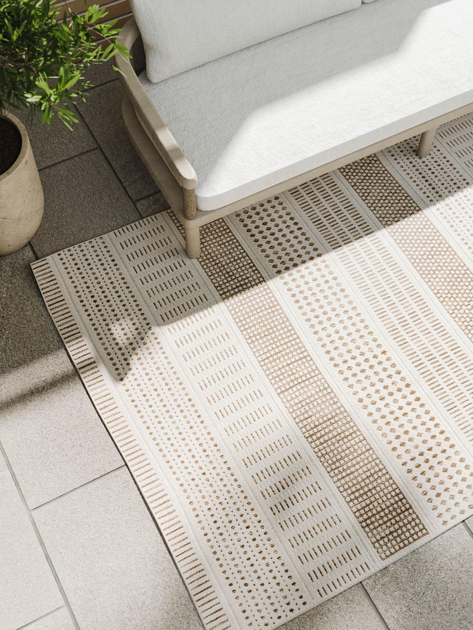 Teppich aus 100% Polypropylen in Weiß mit bis 5 mm hohem Flor von benuta Basic