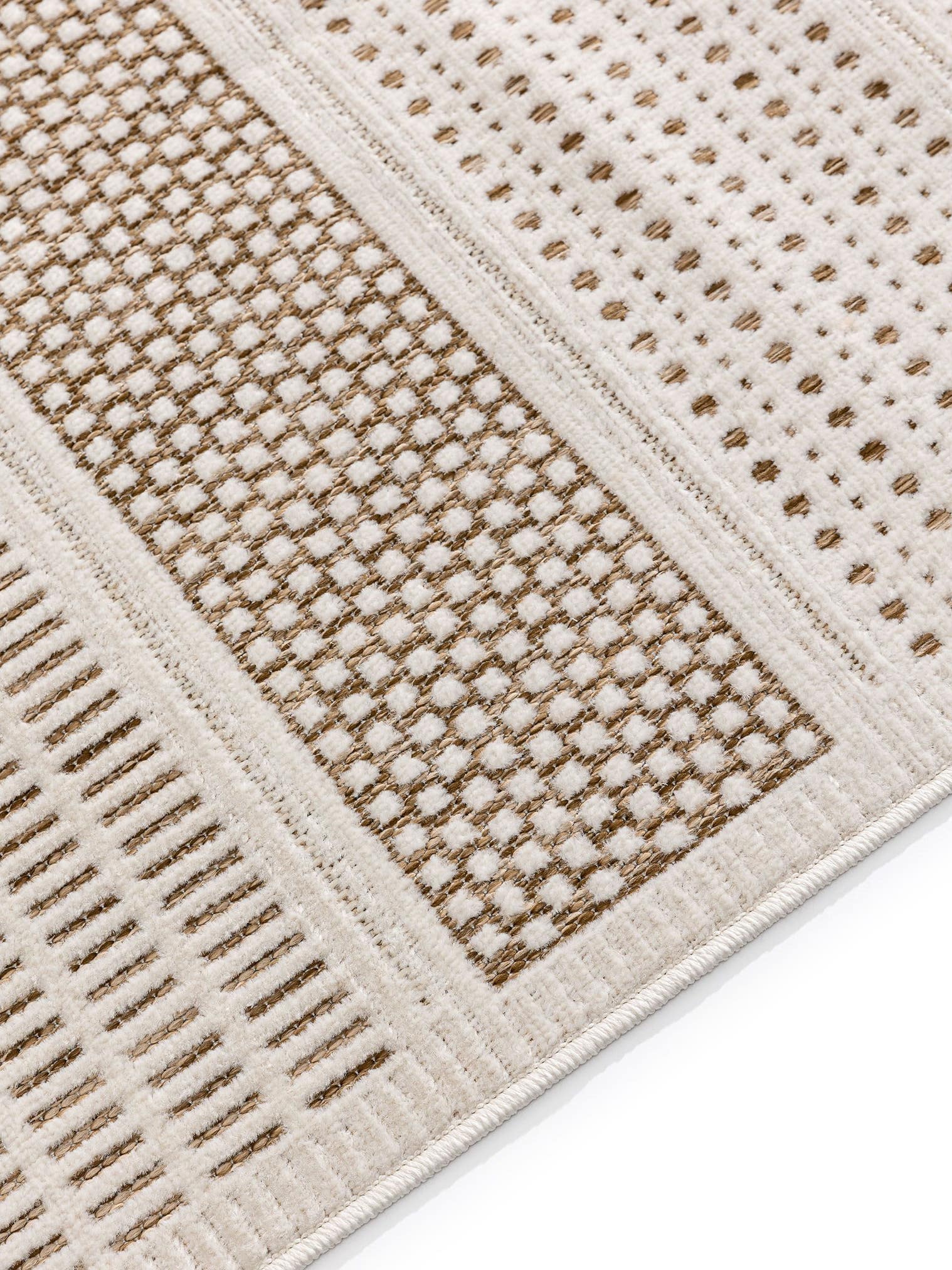 Teppich aus 100% Polypropylen in Weiß mit bis 5 mm hohem Flor von benuta Basic