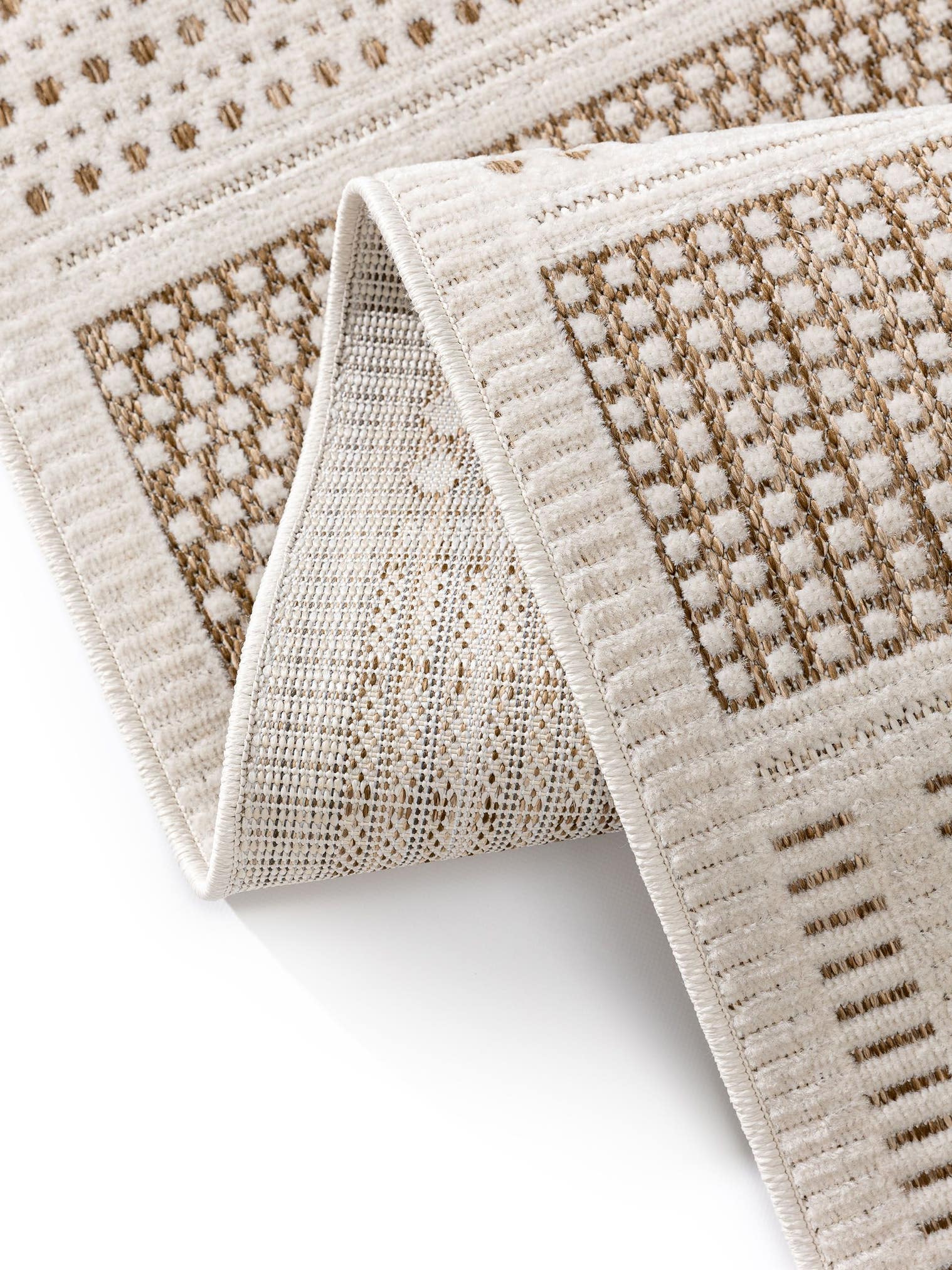 Teppich aus 100% Polypropylen in Weiß mit bis 5 mm hohem Flor von benuta Basic