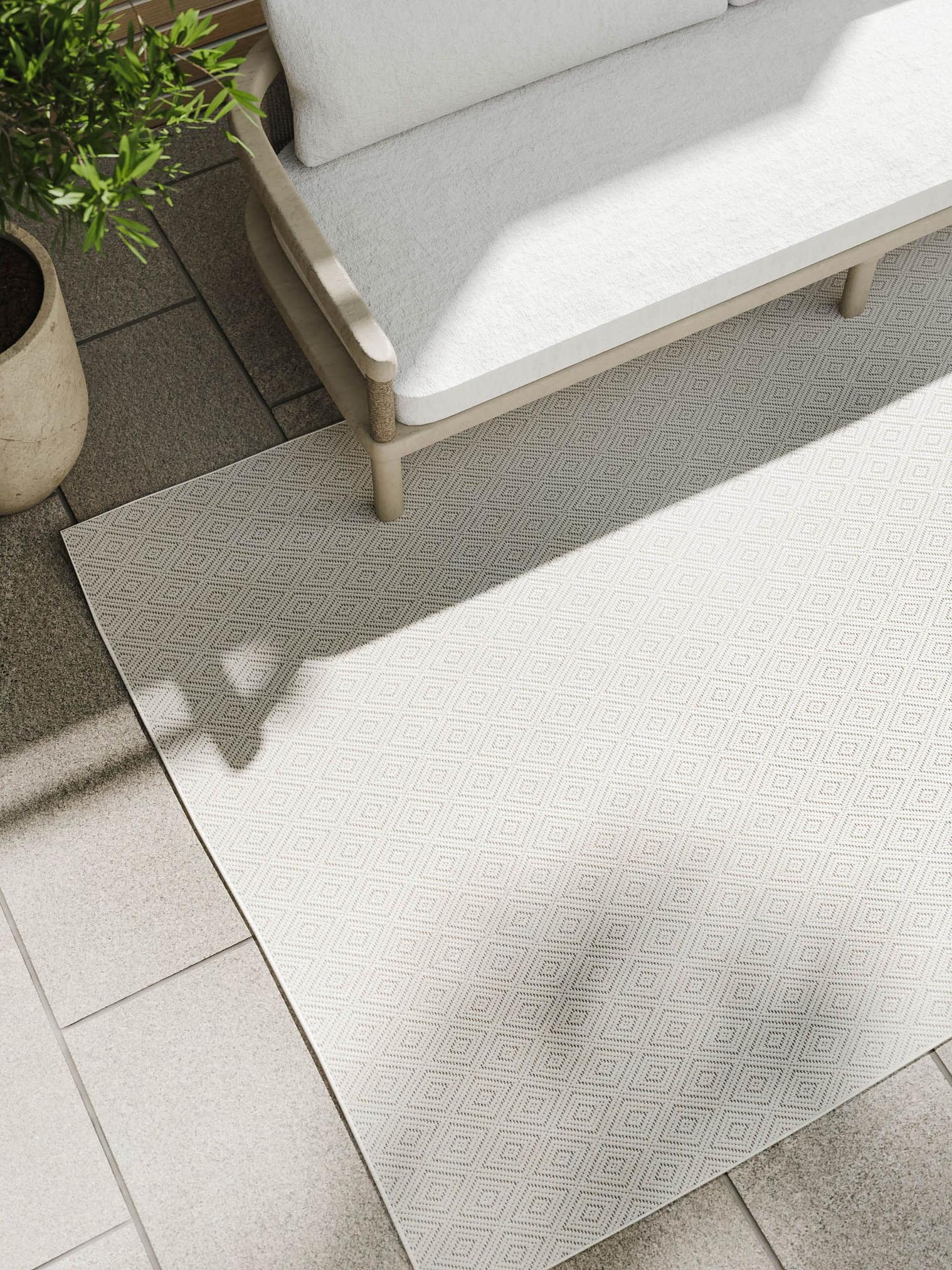 Teppich aus 100% Polypropylen in Weiß mit bis 5 mm hohem Flor von benuta Basic