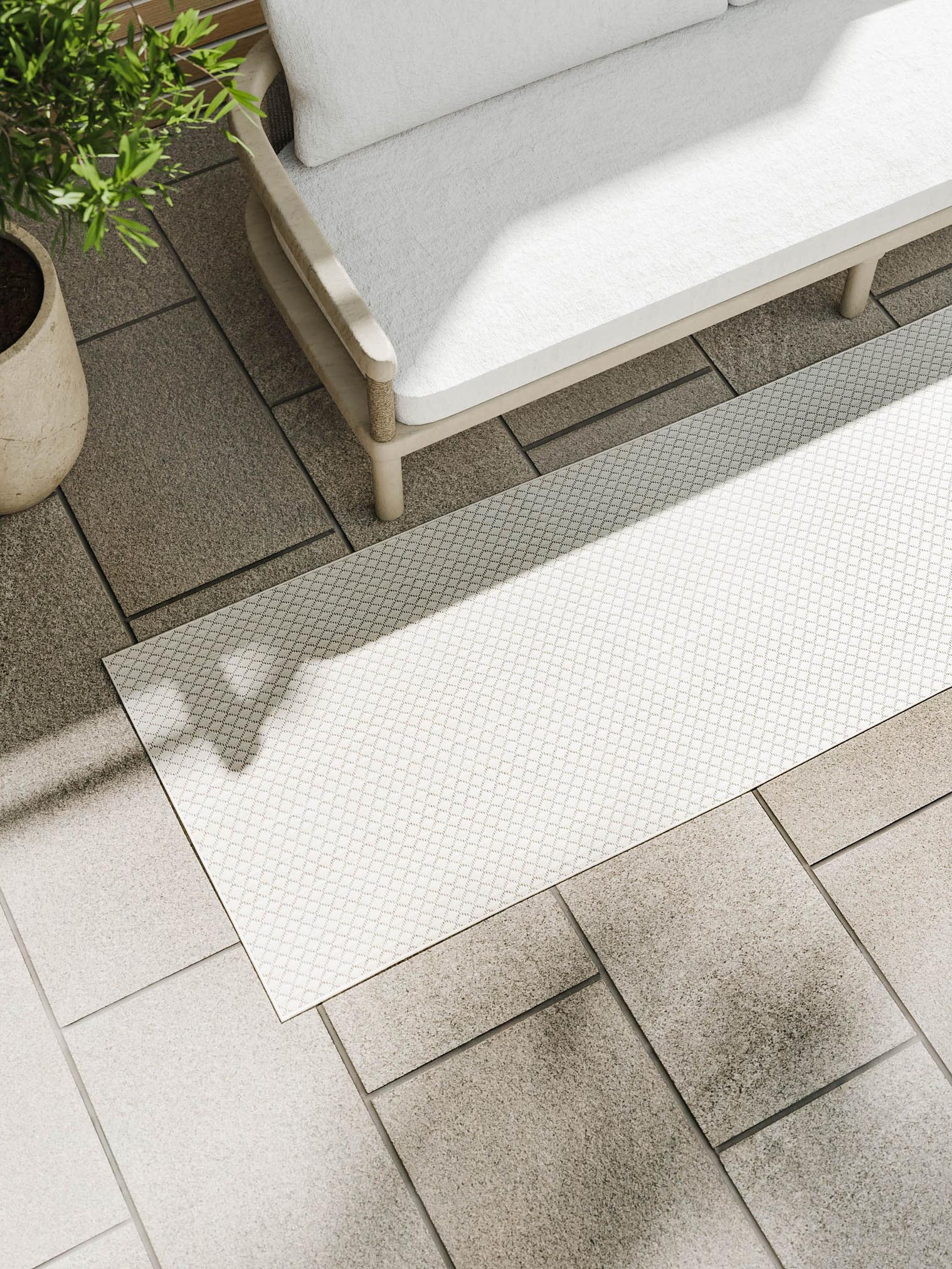 Teppich aus 100% Polypropylen in Weiß mit bis 5 mm hohem Flor von benuta Basic