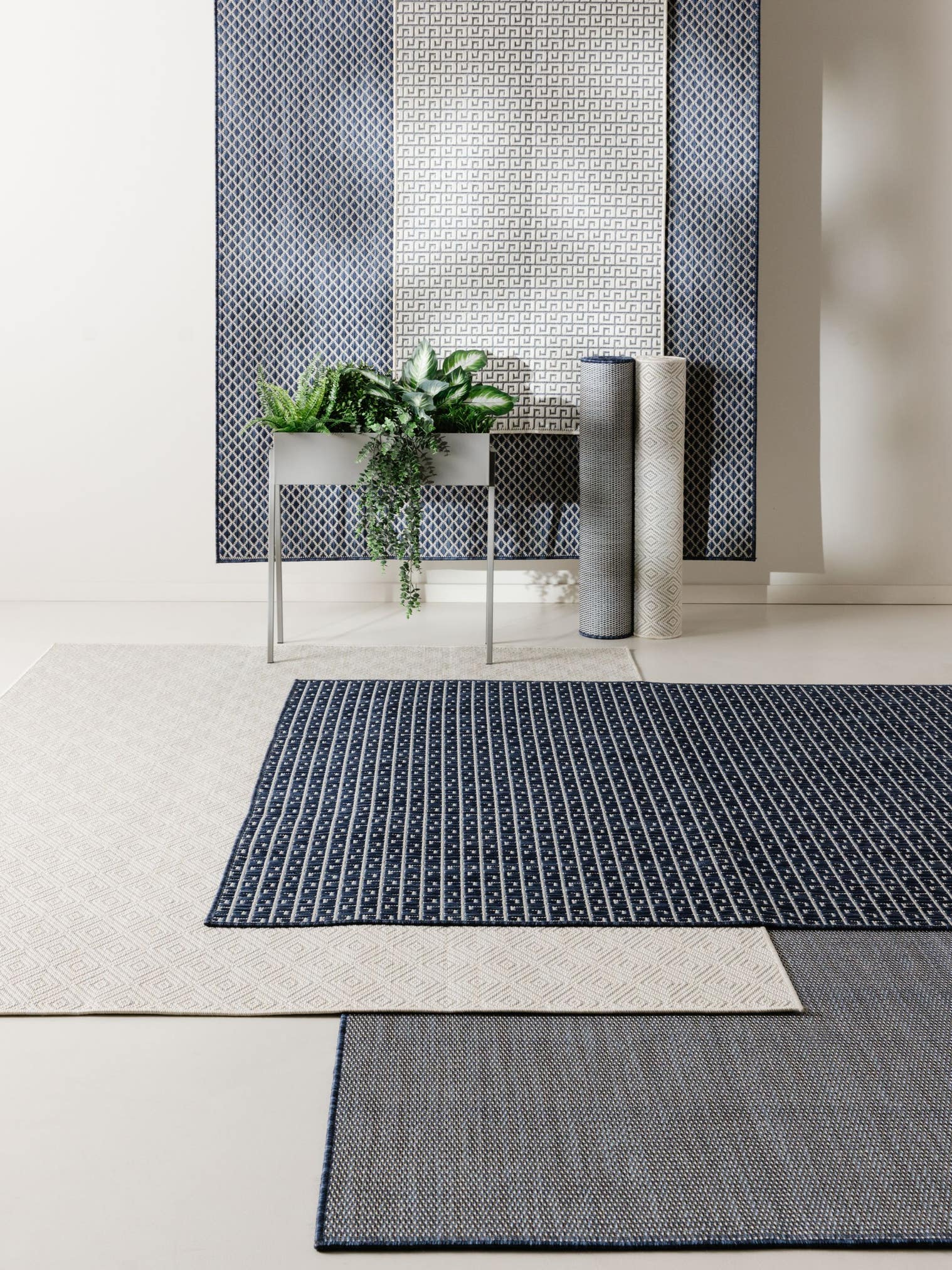 Rug made of 100% Polypropylene in Black/White with a 1- 5 mm high pile by benuta Basic