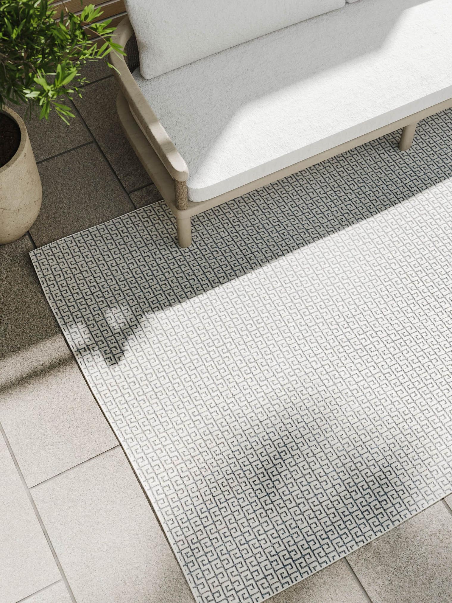 Teppich aus 100% Polypropylen in Weiß mit bis 5 mm hohem Flor von benuta Basic