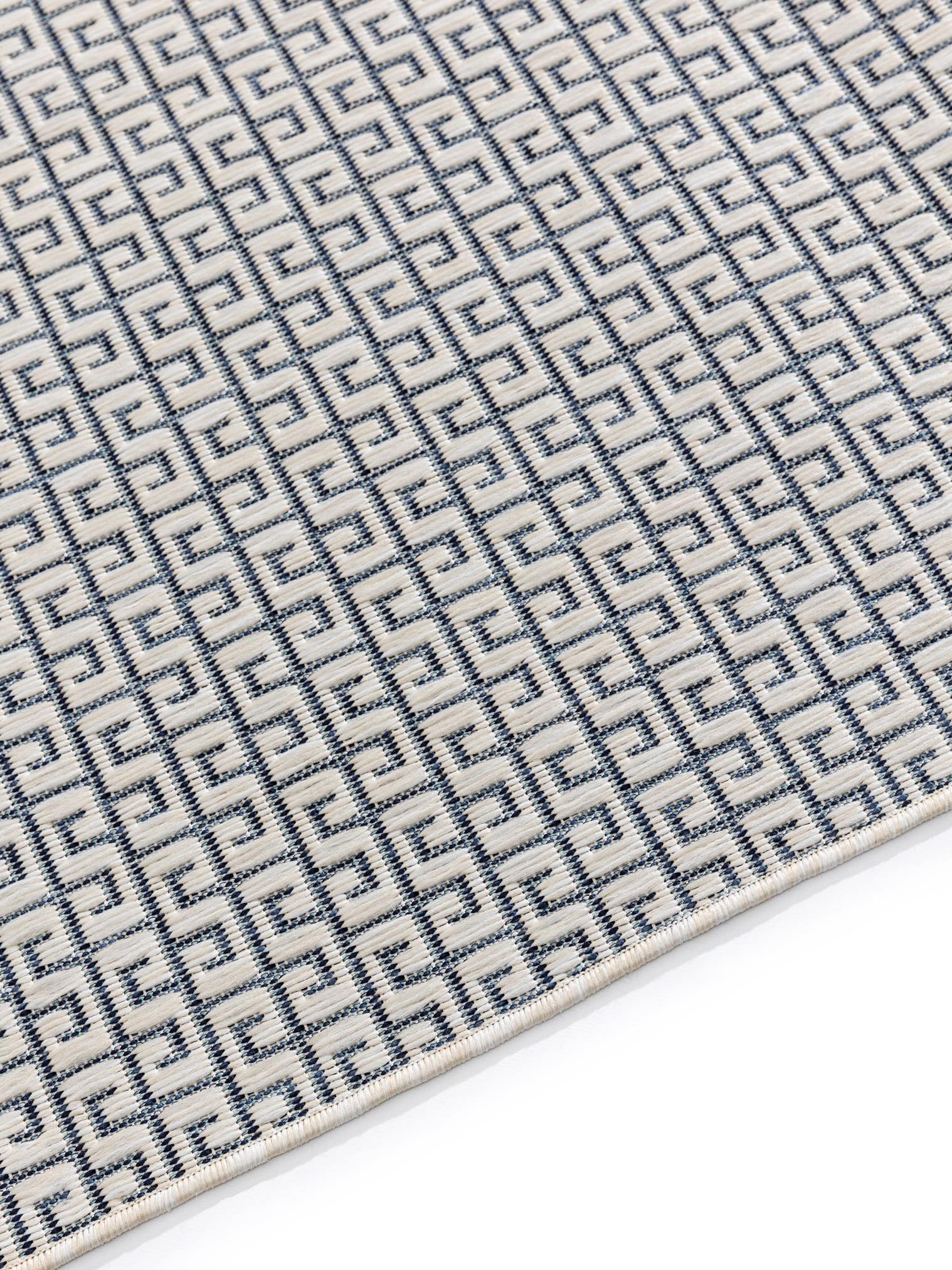 Teppich aus 100% Polypropylen in Weiß mit bis 5 mm hohem Flor von benuta Basic