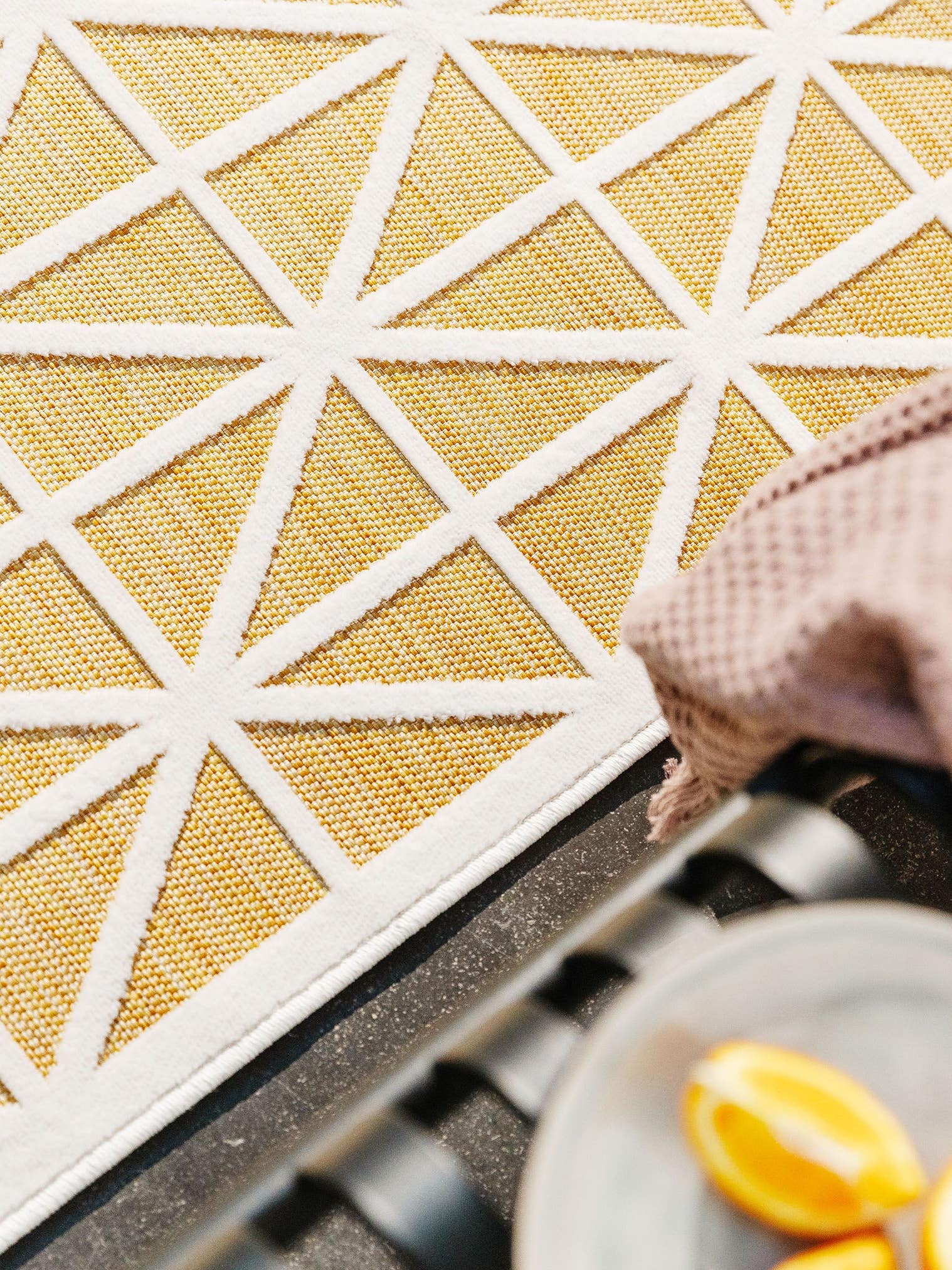 Teppich aus 100% Polypropylen in Gelb mit bis 5 mm hohem Flor von benuta Pop