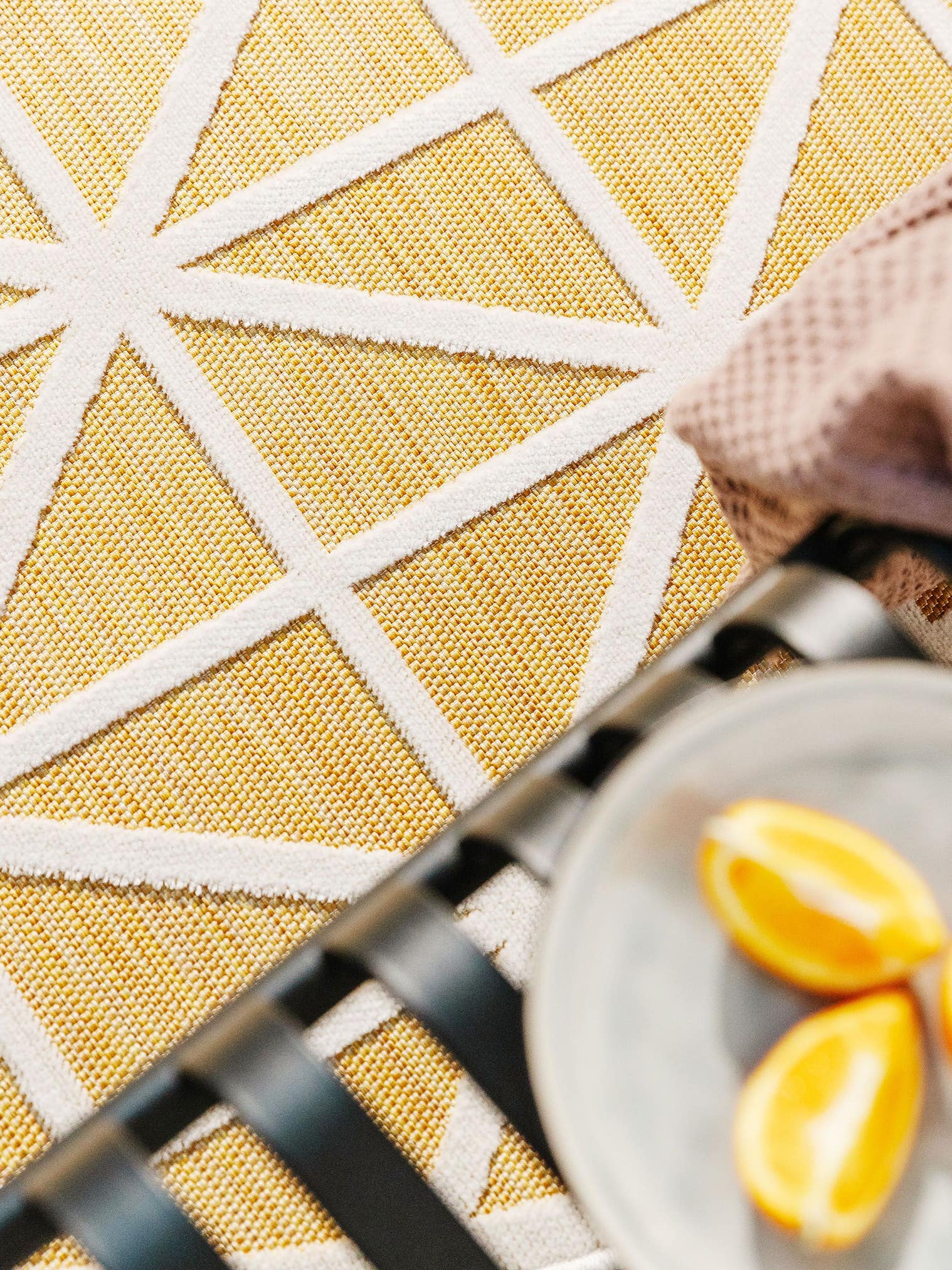 Teppich aus 100% Polypropylen in Gelb mit bis 5 mm hohem Flor von benuta Pop