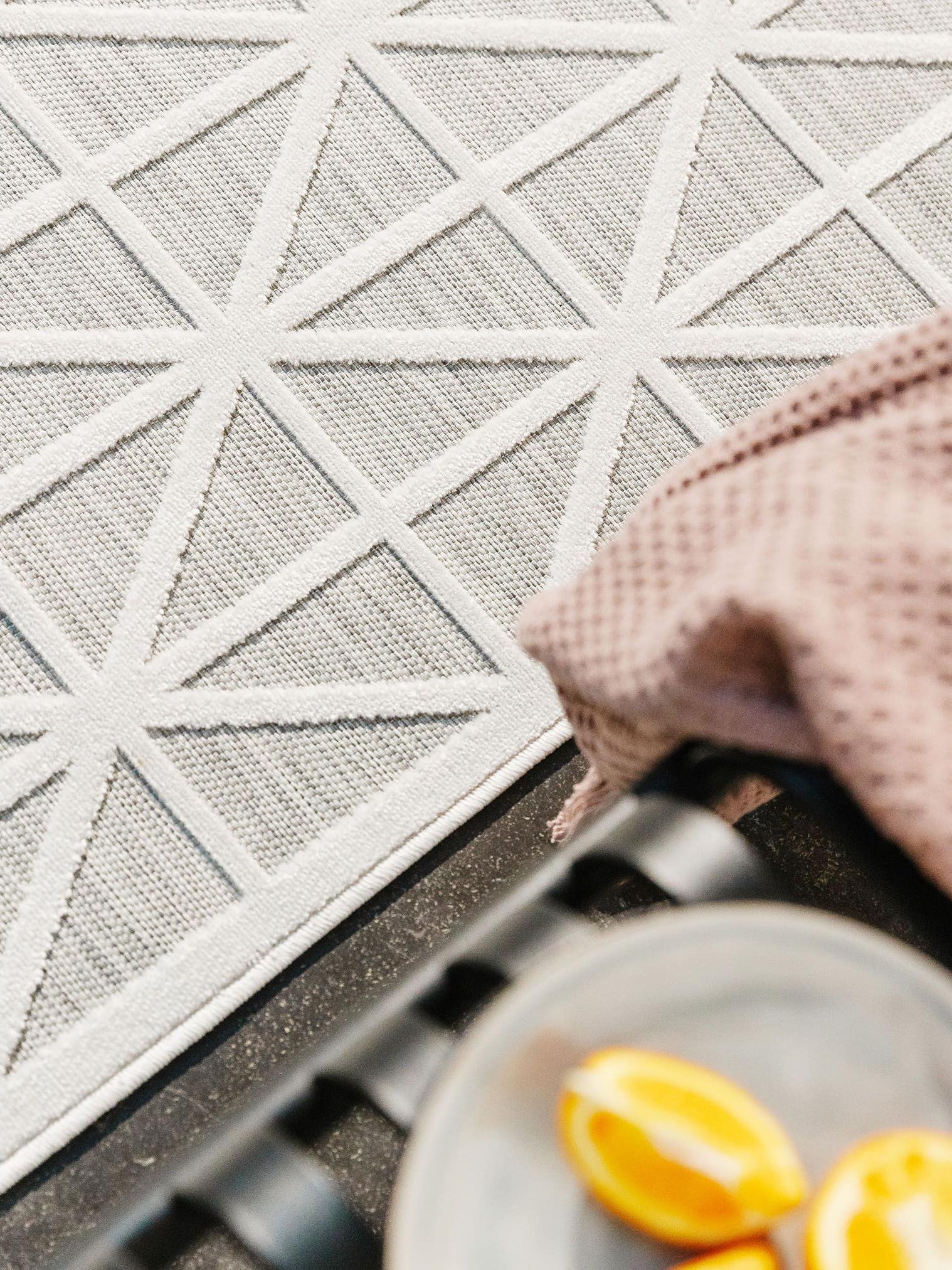 Teppich aus 100% Polypropylen in Grau mit bis 5 mm hohem Flor von benuta Pop