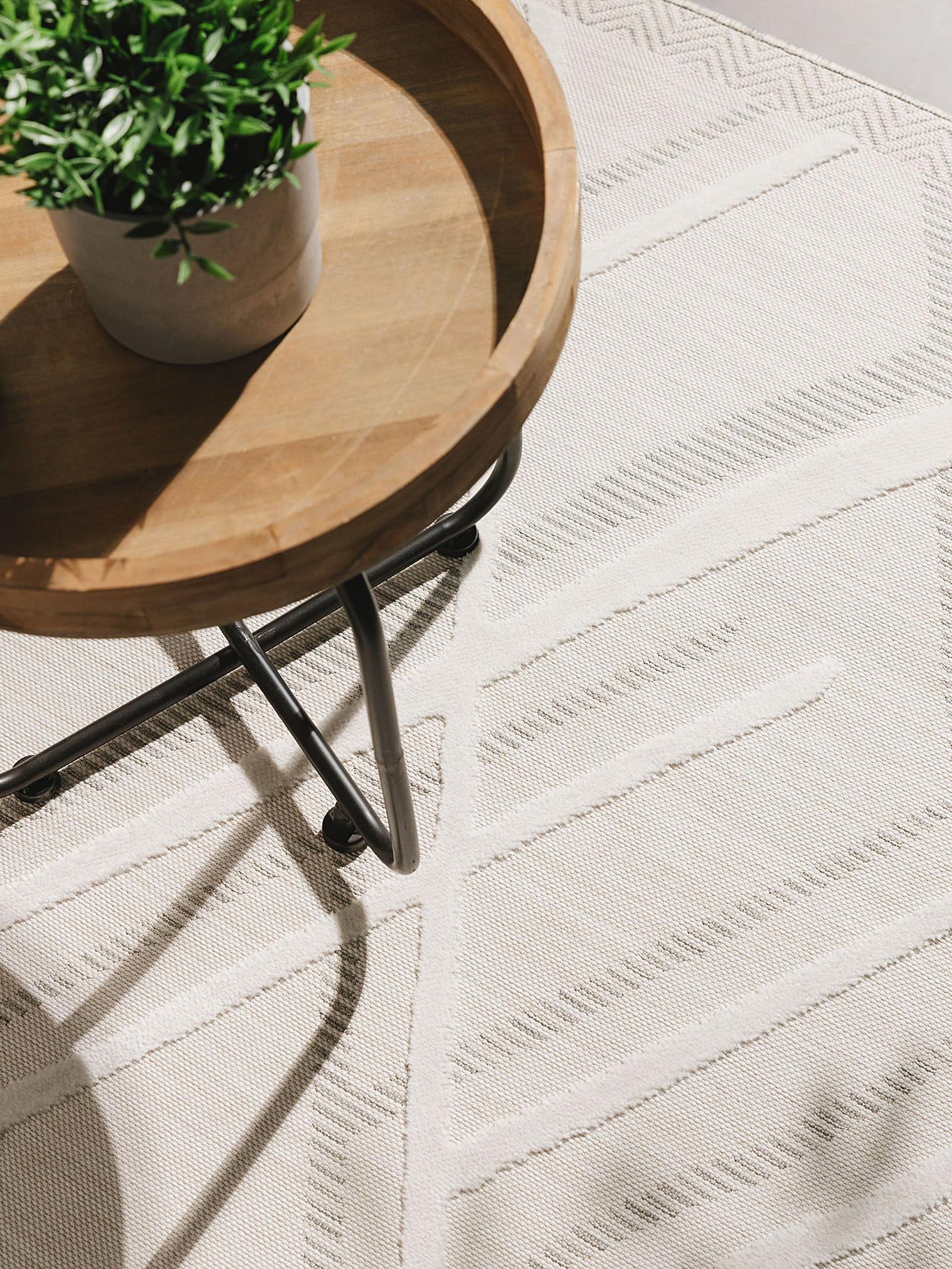 Teppich aus 100% Polypropylen in Weiß mit bis 5 mm hohem Flor von benuta Basic