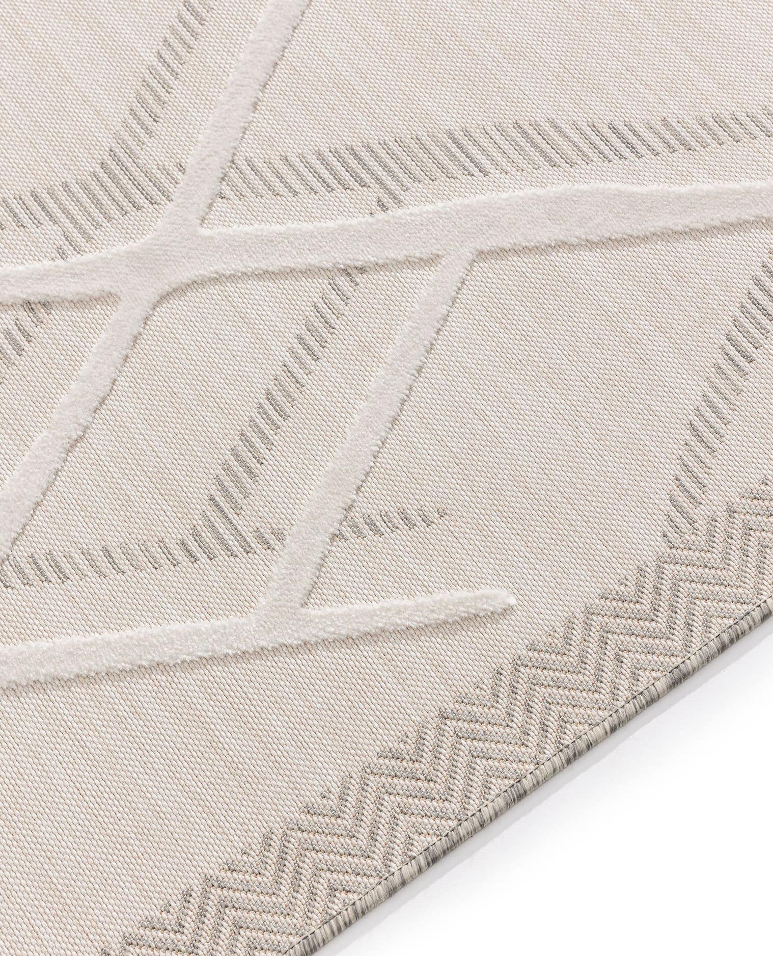 Teppich aus 100% Polypropylen in Weiß mit bis 5 mm hohem Flor von benuta Basic
