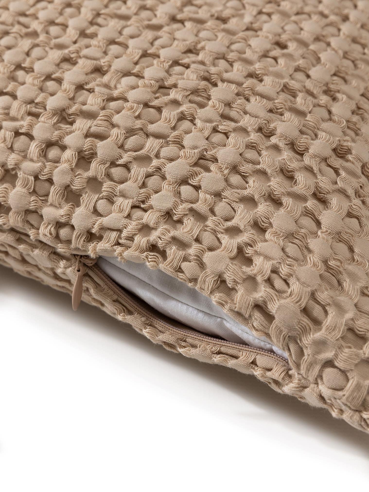 Kissenbezug Cloe Beige im Design Relief aus 100% Baumwolle von benuta Pop