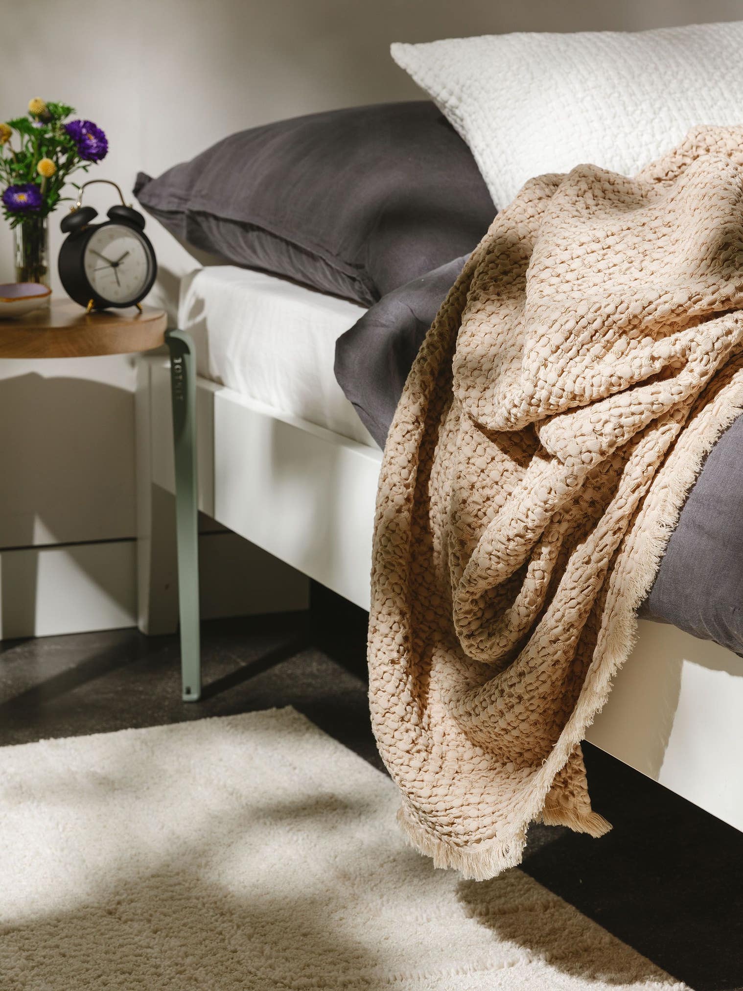 Baumwolldecke Cloe Beige im Design Relief aus 100% Baumwolle von benuta