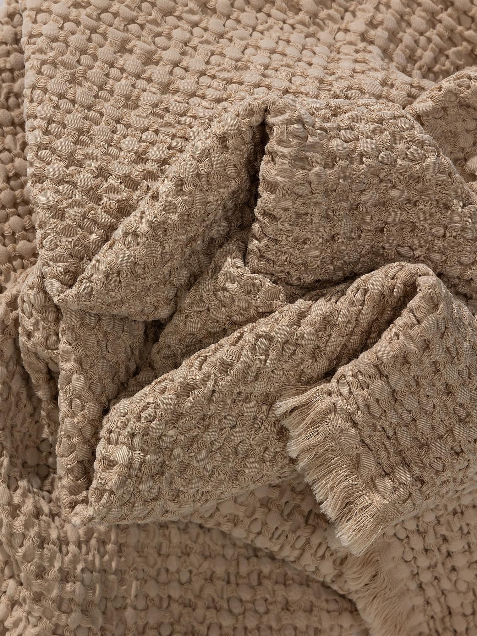 Baumwolldecke Cloe Beige im Design Relief aus 100% Baumwolle von benuta