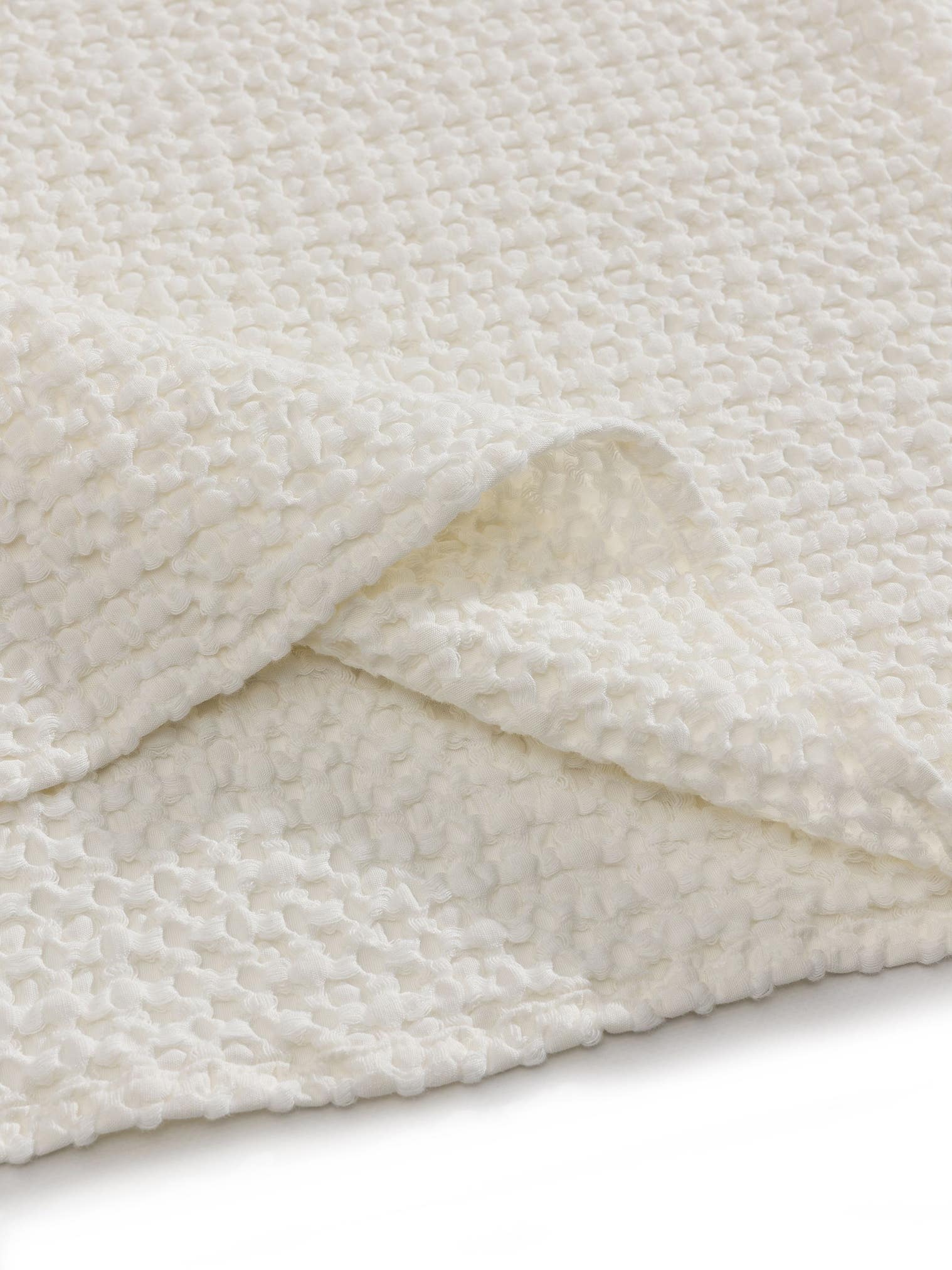 Baumwolldecke Cloe Cream im Design Relief aus 100% Baumwolle von benuta
