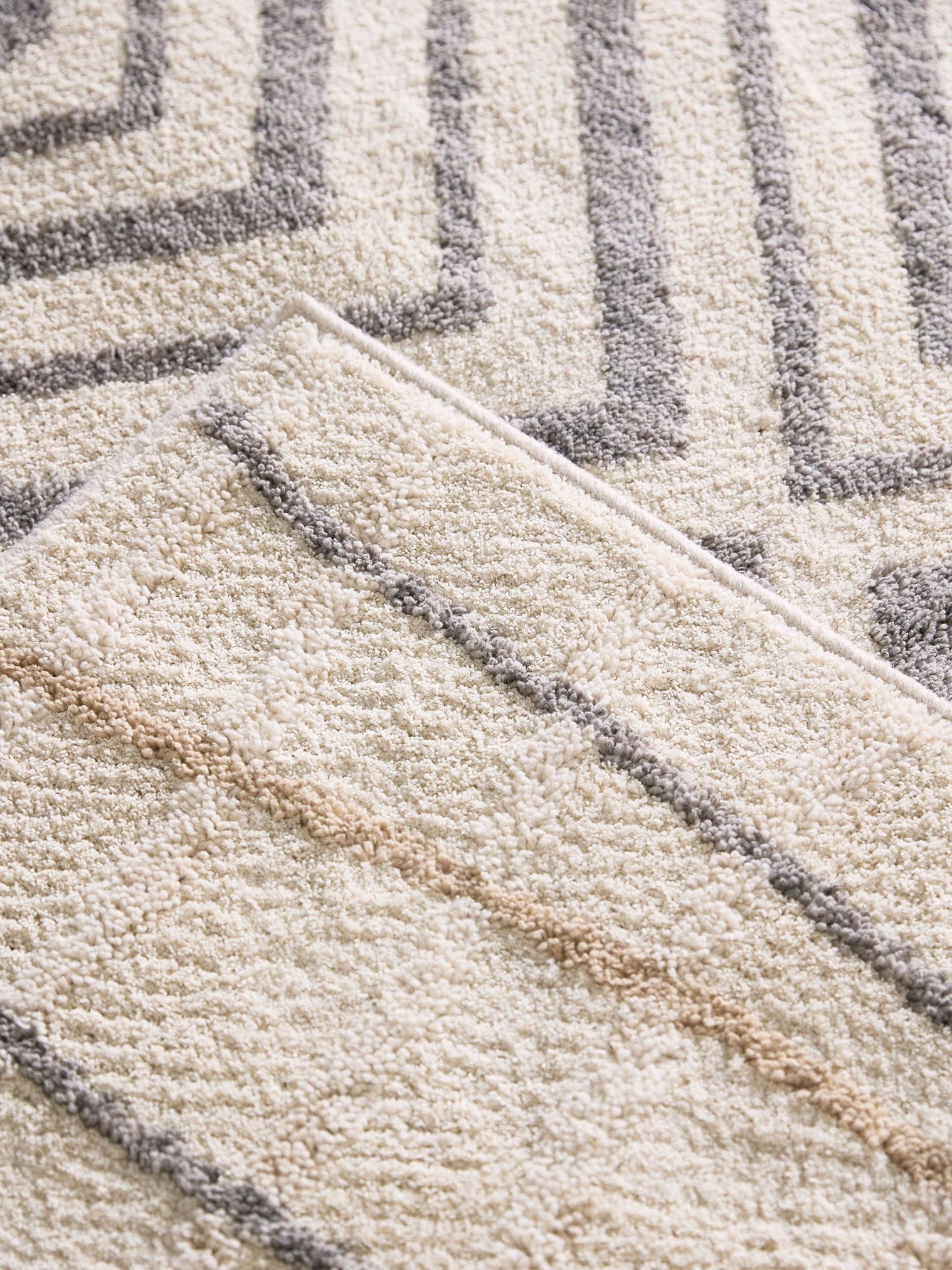 Tapis en 100% Polyester en Blanc avec une pile de 6 - 10 mm de hauteur de benuta Pop