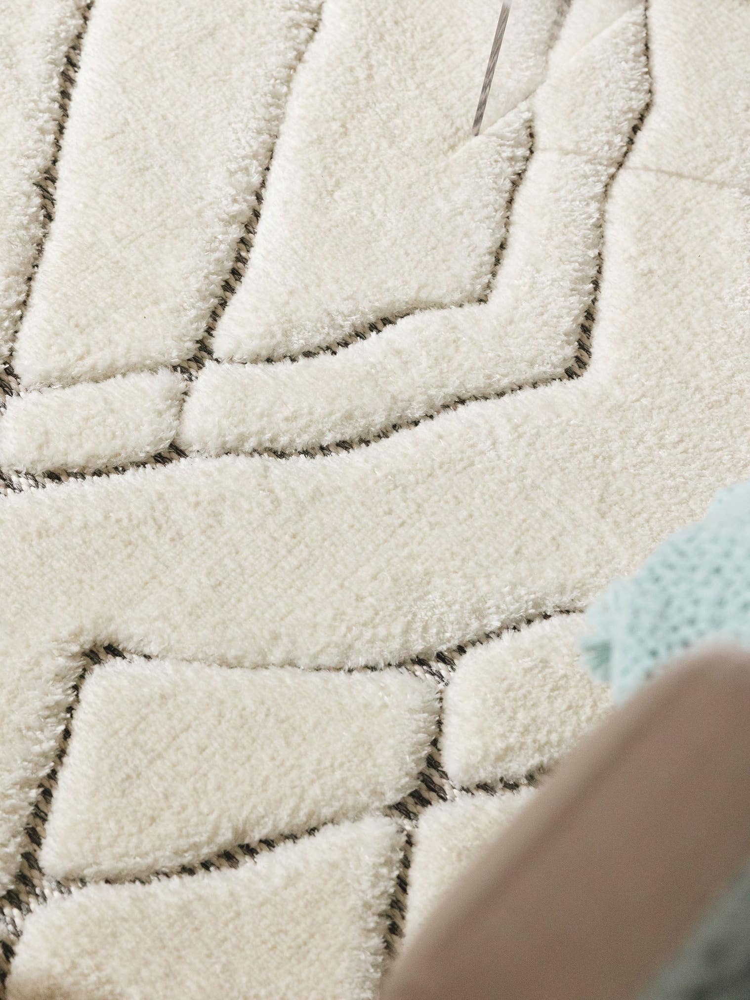 Teppich aus 63% Polyester, 37% Polypropylen in Weiß mit 11 bis 20 mm hohem Flor von benuta Pop