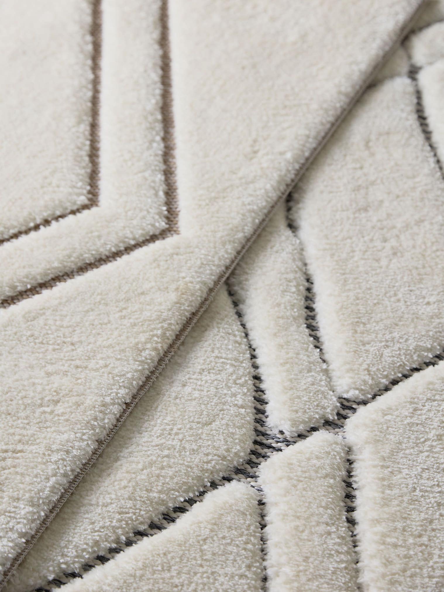 Teppich aus 63% Polyester, 37% Polypropylen in Weiß mit 11 bis 20 mm hohem Flor von benuta Pop