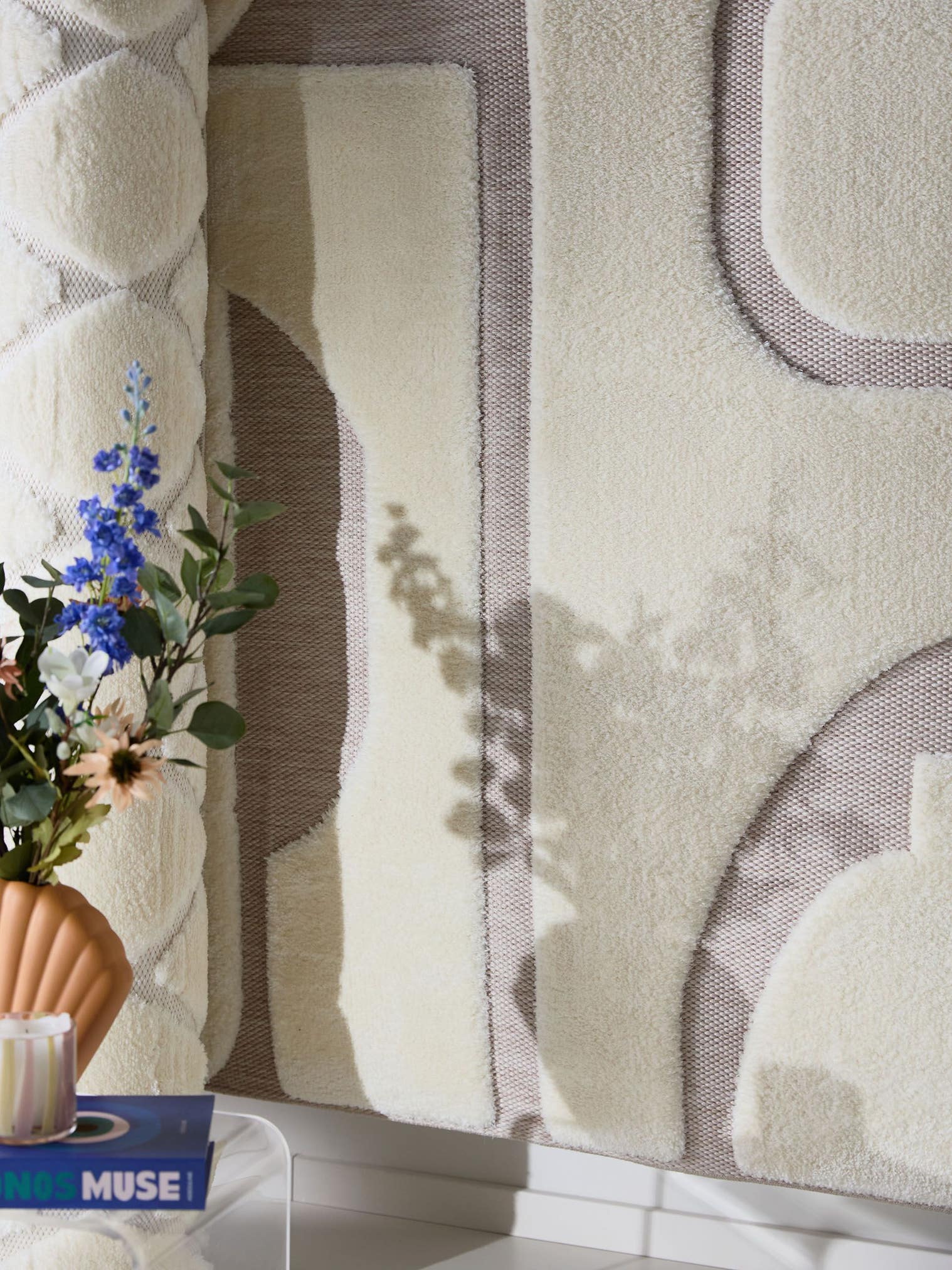 Teppich aus 63% Polyester, 37% Polypropylen in Weiß mit 11 bis 20 mm hohem Flor von benuta Pop