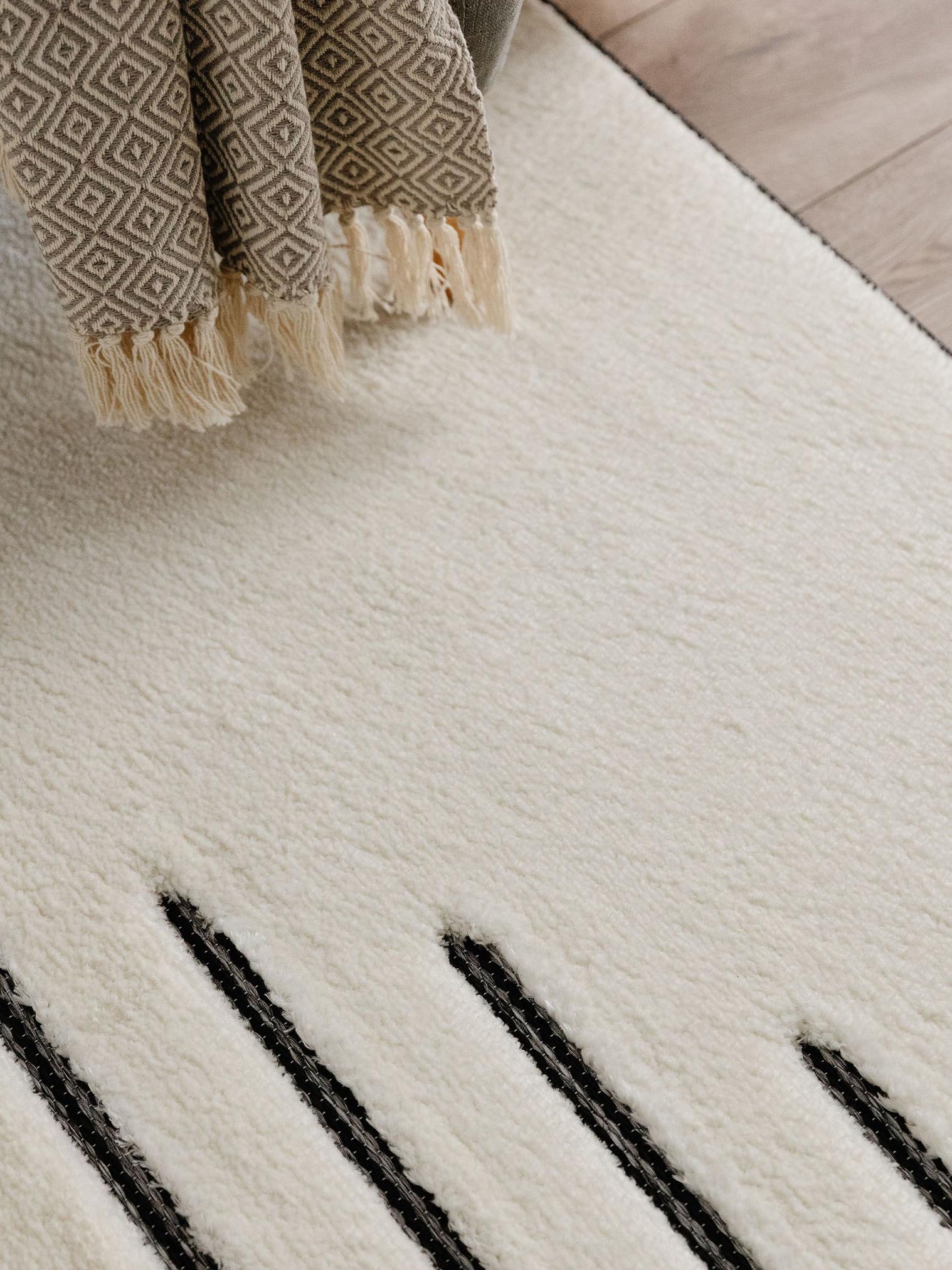 Teppich aus 63% Polyester, 37% Polypropylen in Weiß mit 11 bis 20 mm hohem Flor von benuta Basic