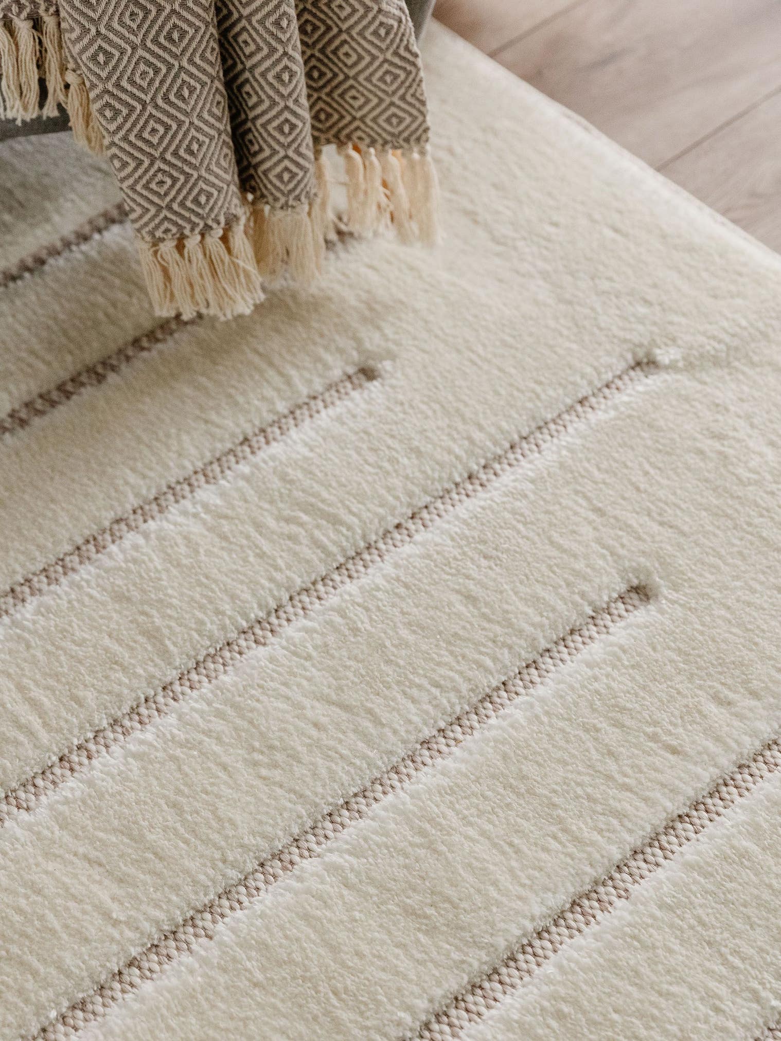 Teppich aus 63% Polyester, 37% Polypropylen in Weiß mit 11 bis 20 mm hohem Flor von benuta Basic