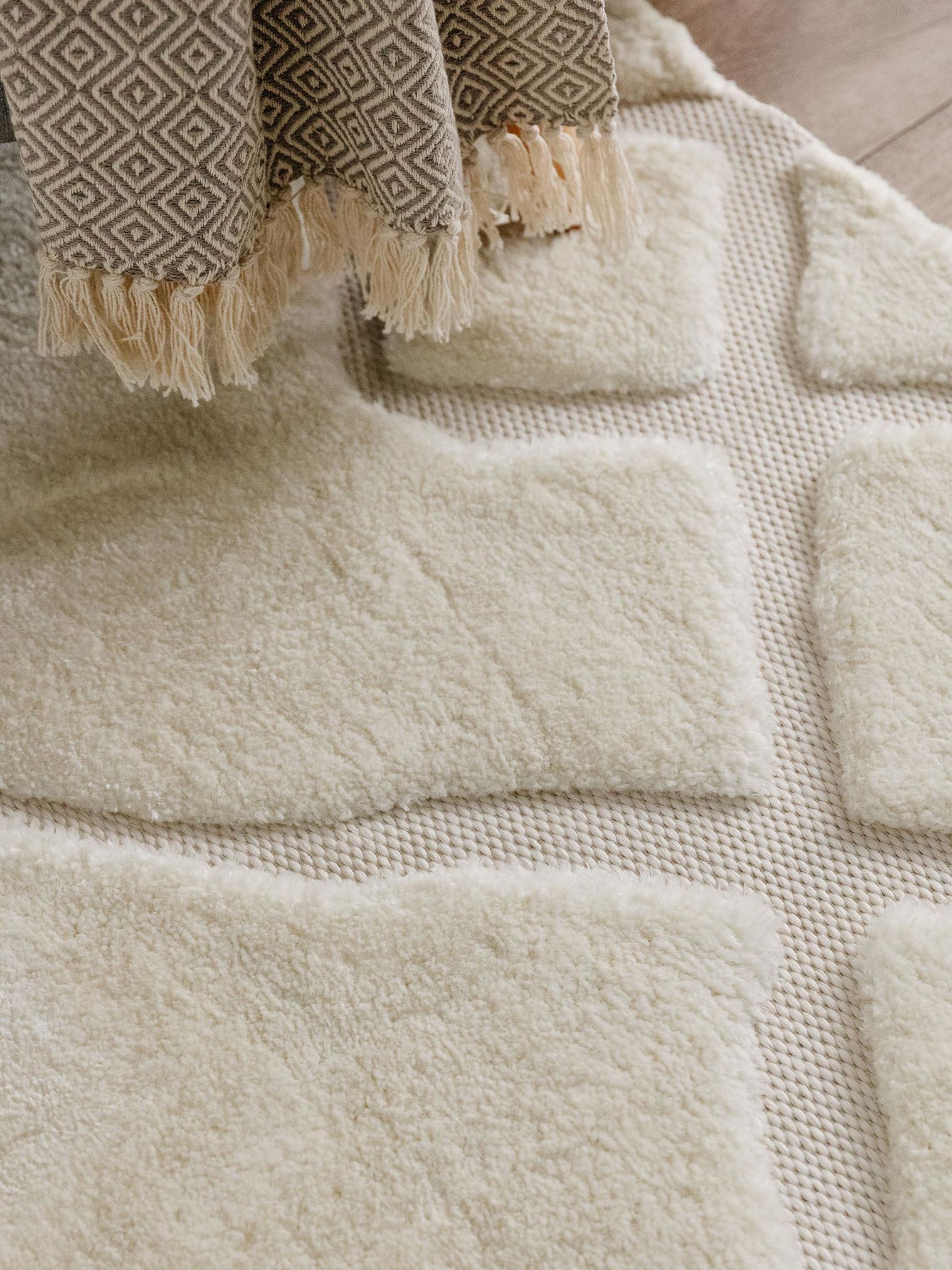 Teppich aus 63% Polyester, 37% Polypropylen in Weiß mit 11 bis 20 mm hohem Flor von benuta Basic