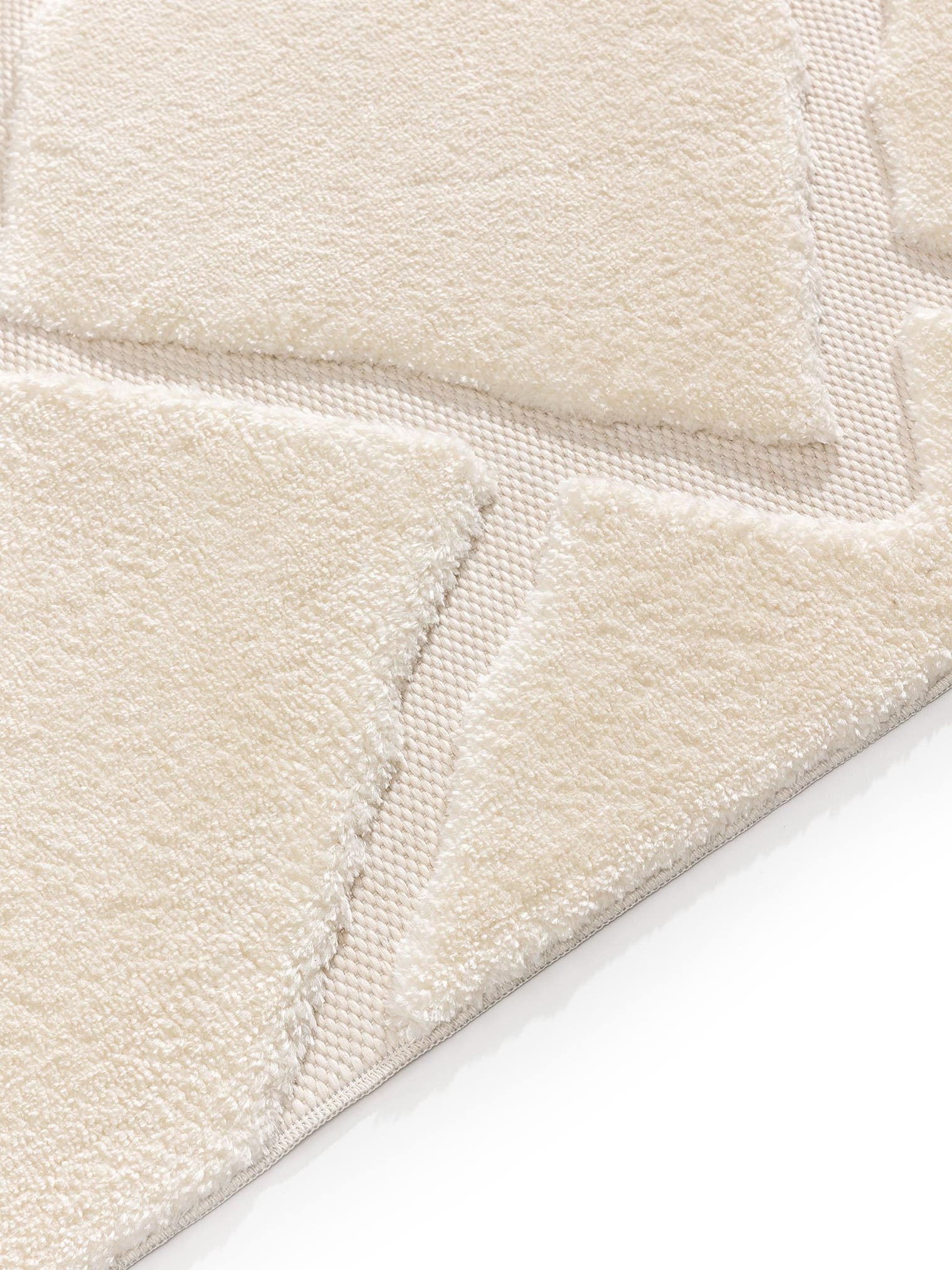 Teppich aus 63% Polyester, 37% Polypropylen in Weiß mit 11 bis 20 mm hohem Flor von benuta Basic