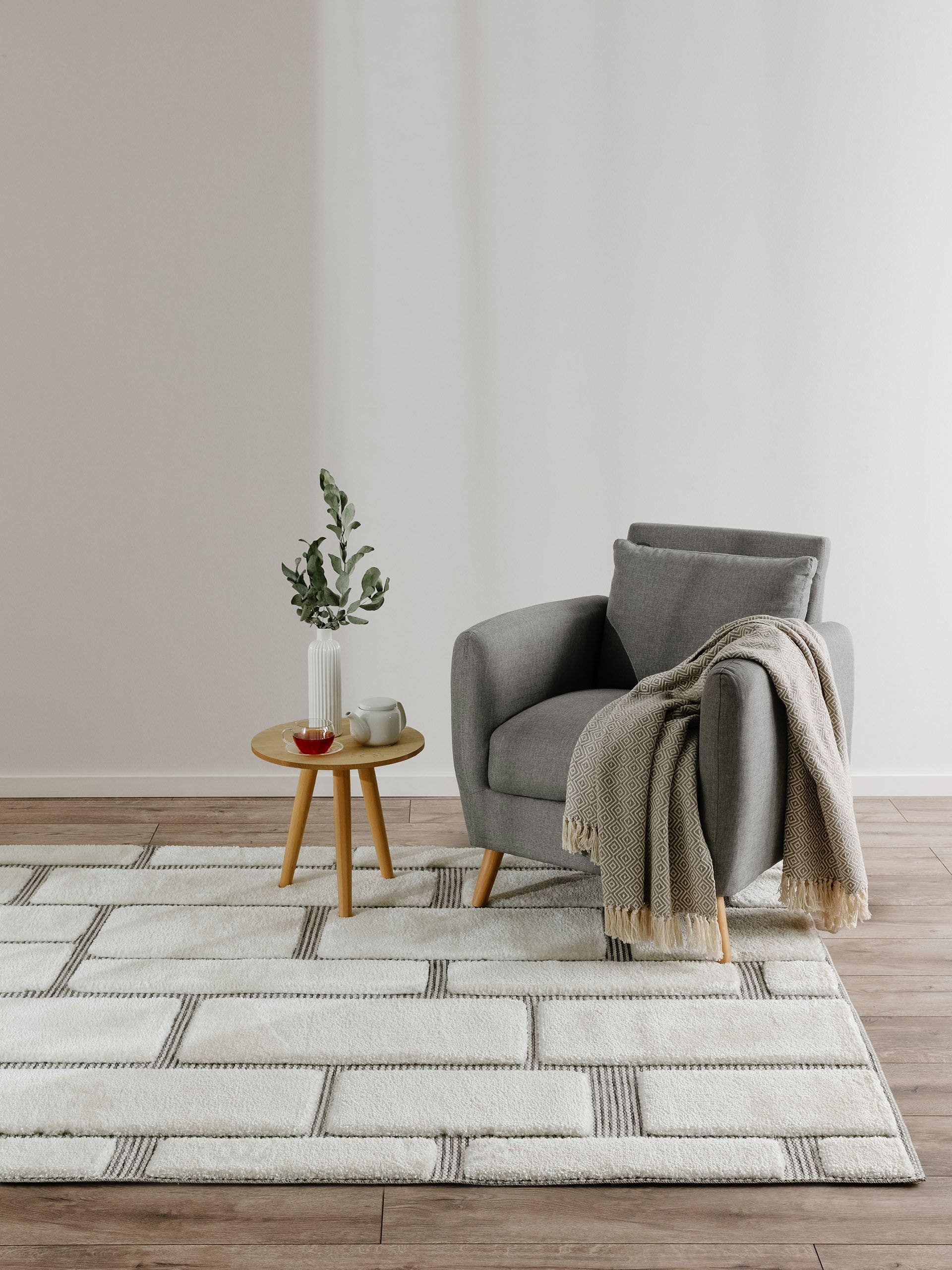Matta av 63% polyester, 37% polypropen i Vit med 11 - 20 mm hög lugg från benuta Basic