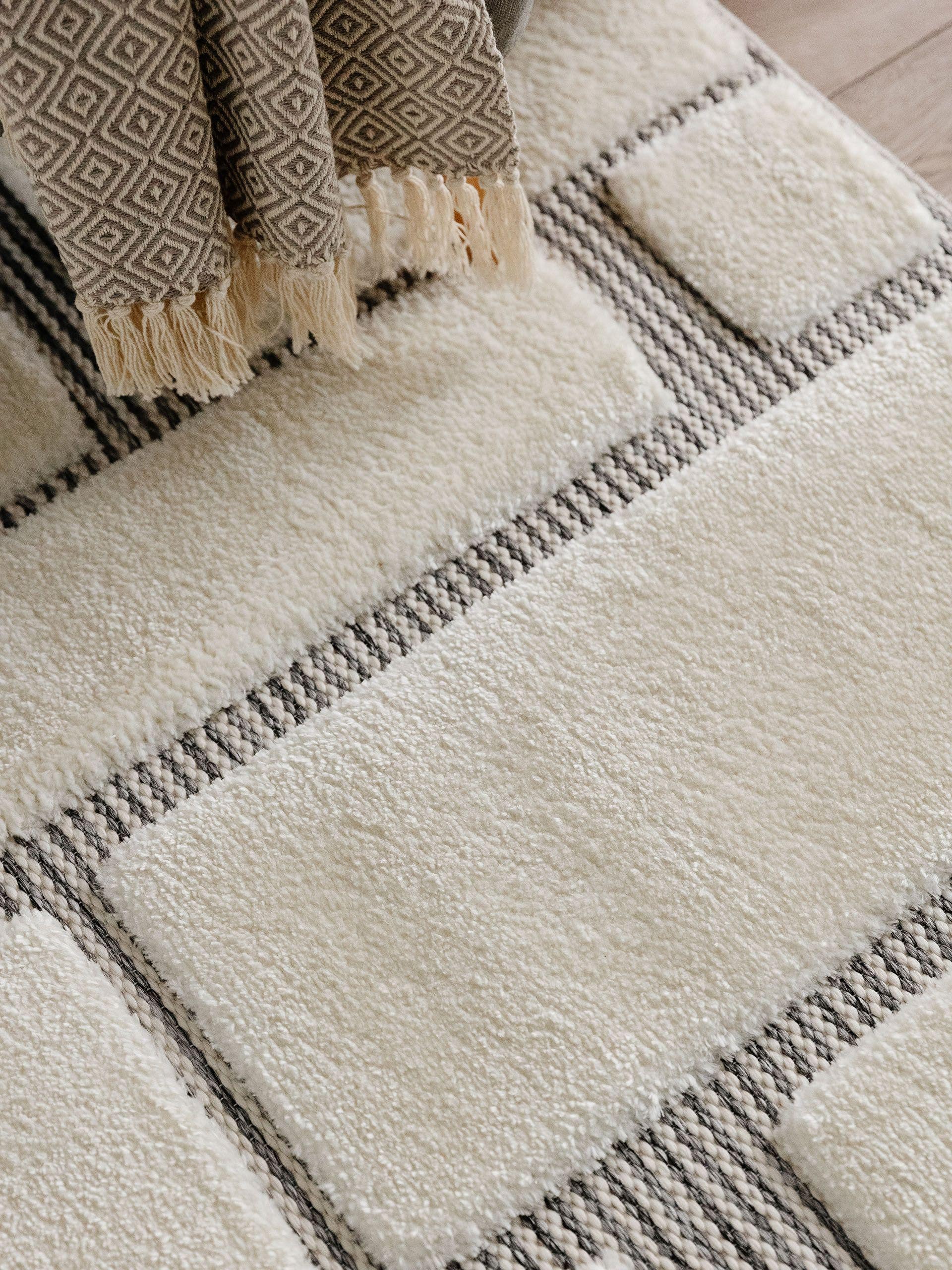 Matta av 63% polyester, 37% polypropen i Vit med 11 - 20 mm hög lugg från benuta Basic
