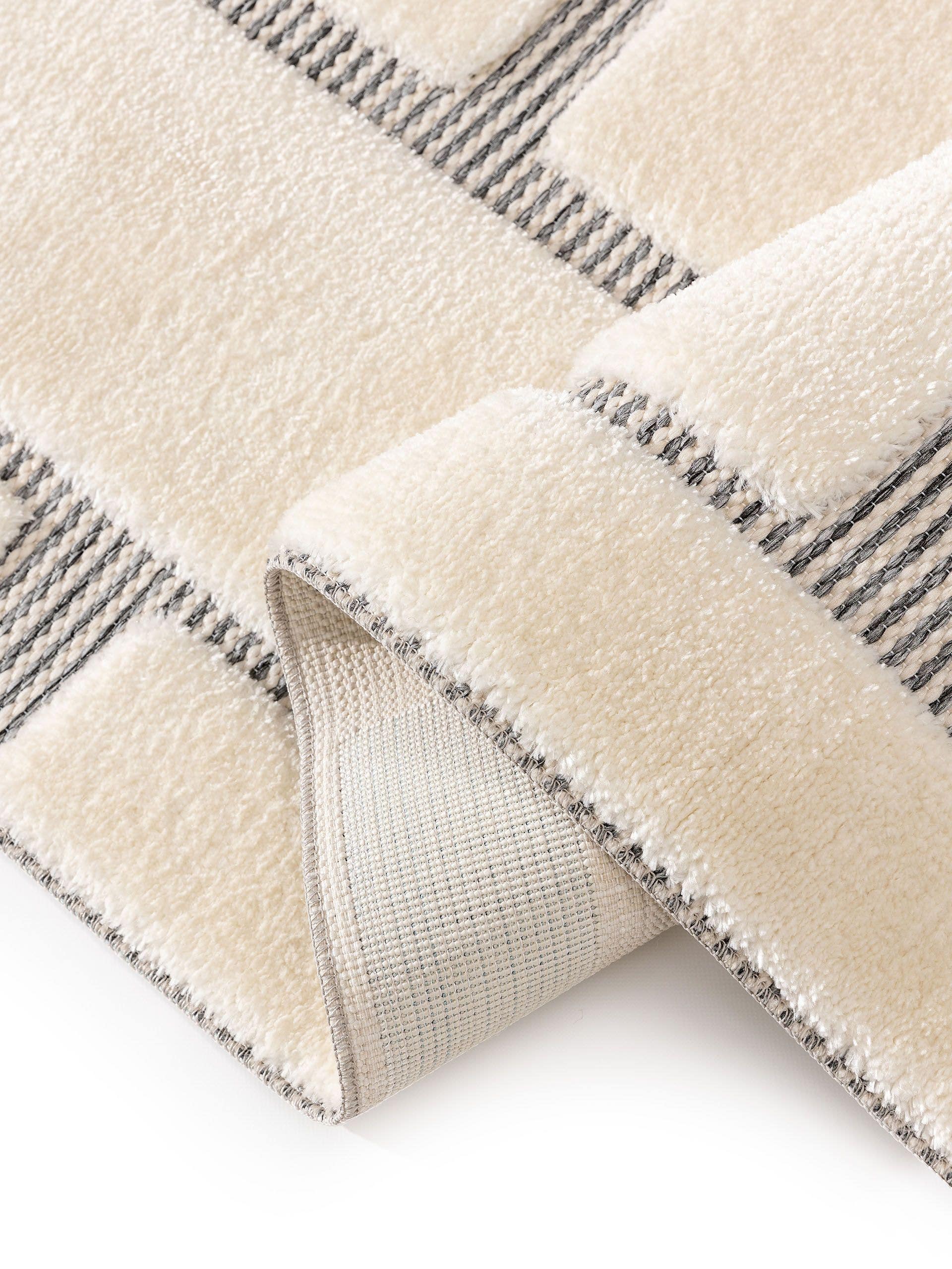 Matta av 63% polyester, 37% polypropen i Vit med 11 - 20 mm hög lugg från benuta Basic