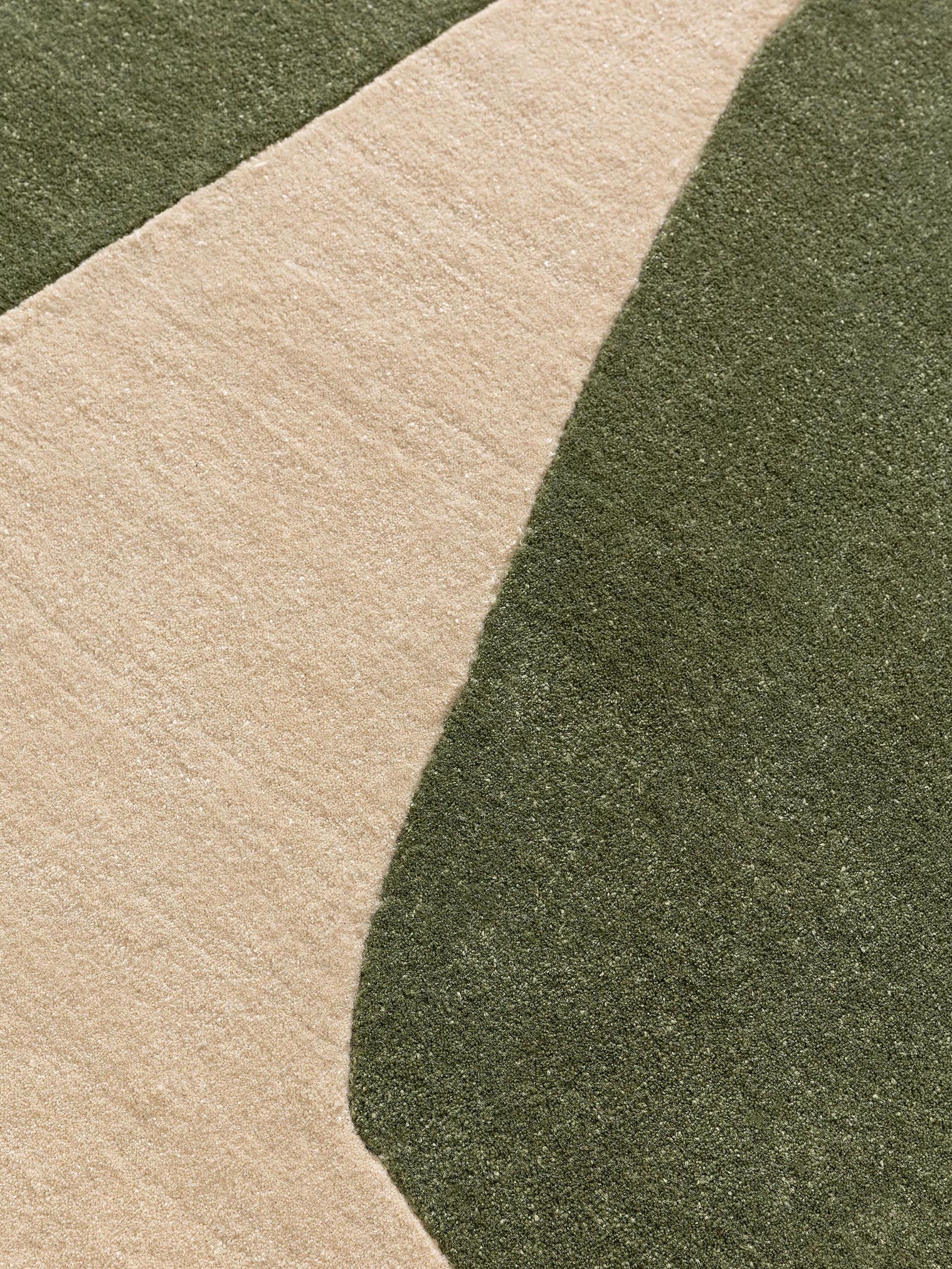 Teppich aus 100% Polyester (recyceltes PET) in Grün mit 6 bis 10 mm hohem Flor von benuta Pure