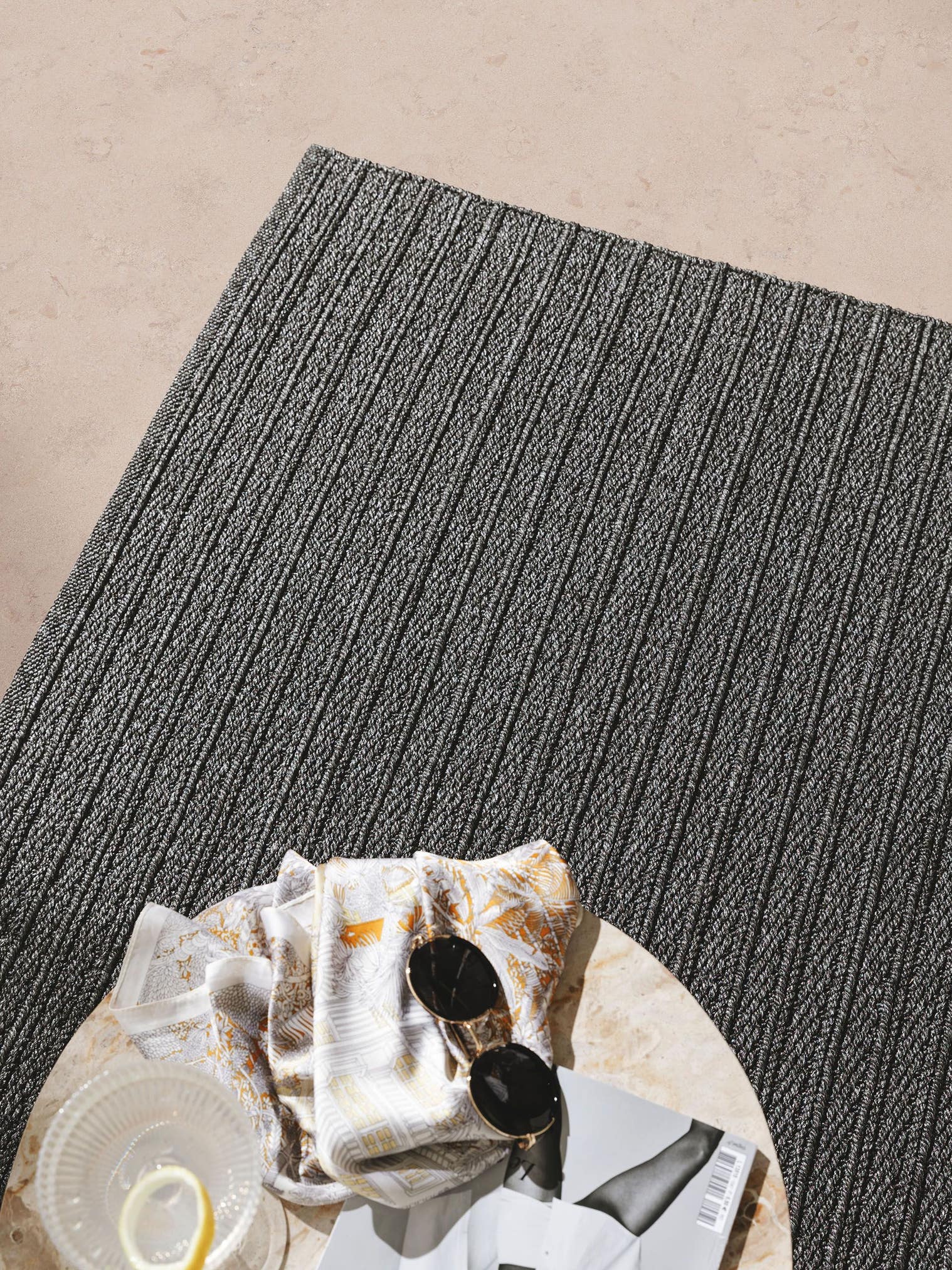 Teppich aus 100% Polypropylen in Grau mit bis 5 mm hohem Flor von benuta Finest