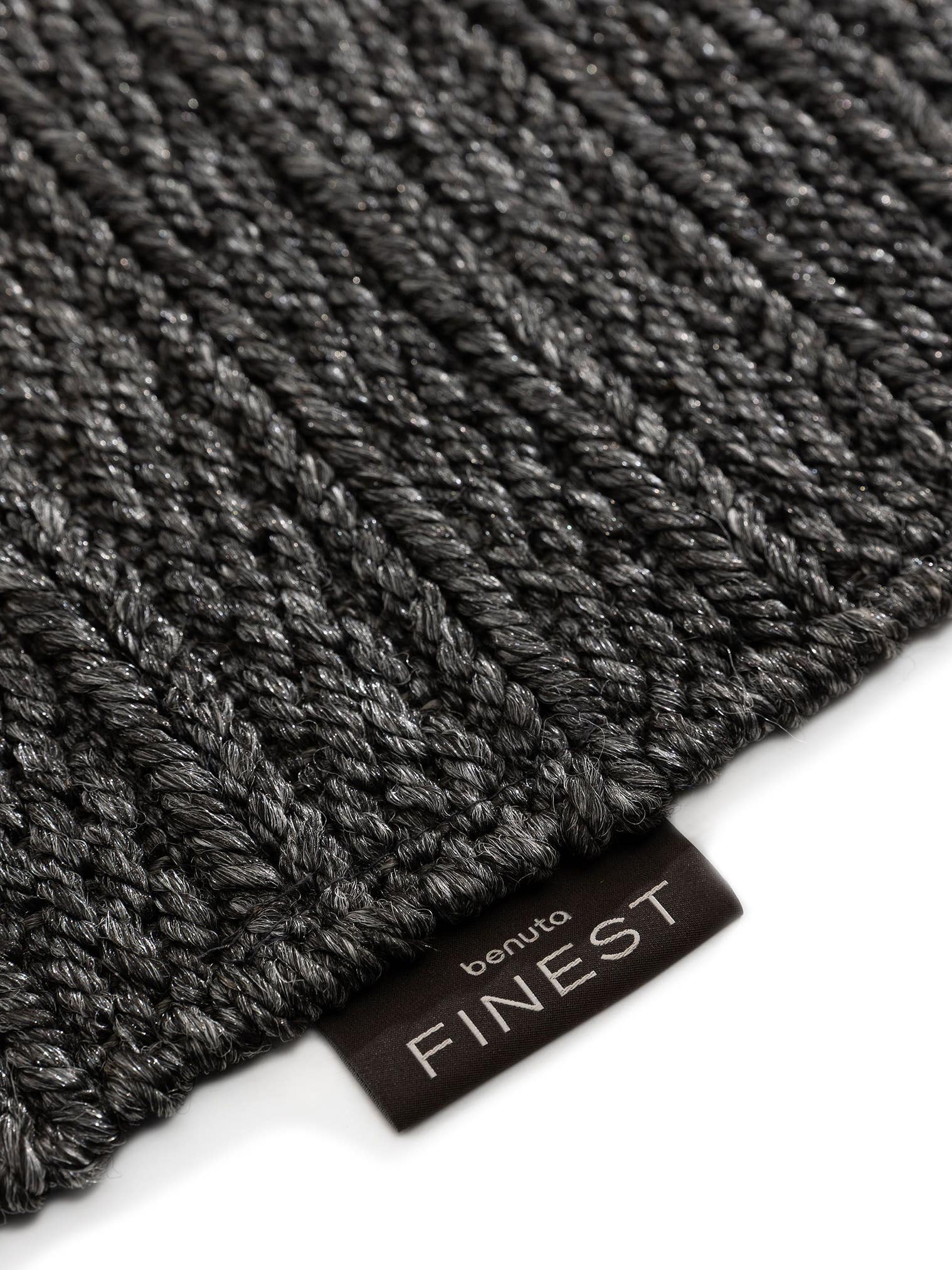 Teppich aus 100% Polypropylen in Grau mit bis 5 mm hohem Flor von benuta Finest