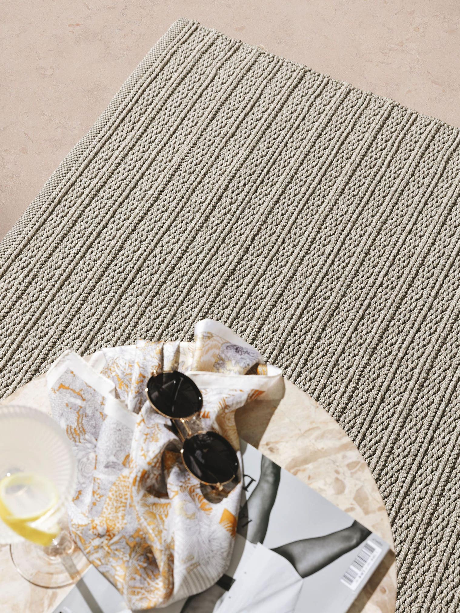 Teppich aus 100% Polypropylen in Grau mit bis 5 mm hohem Flor von benuta Finest