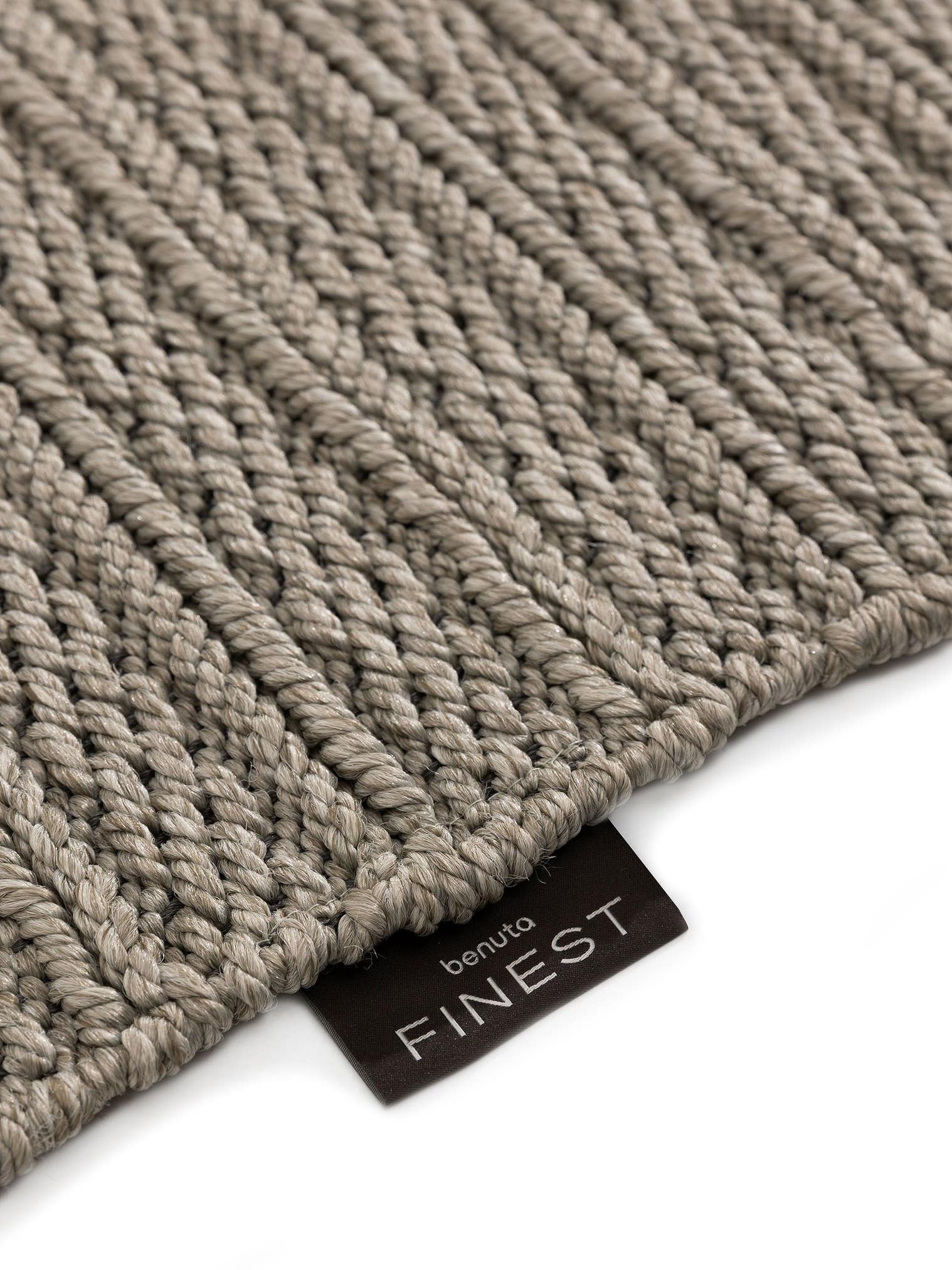 Teppich aus 100% Polypropylen in Grau mit bis 5 mm hohem Flor von benuta Finest