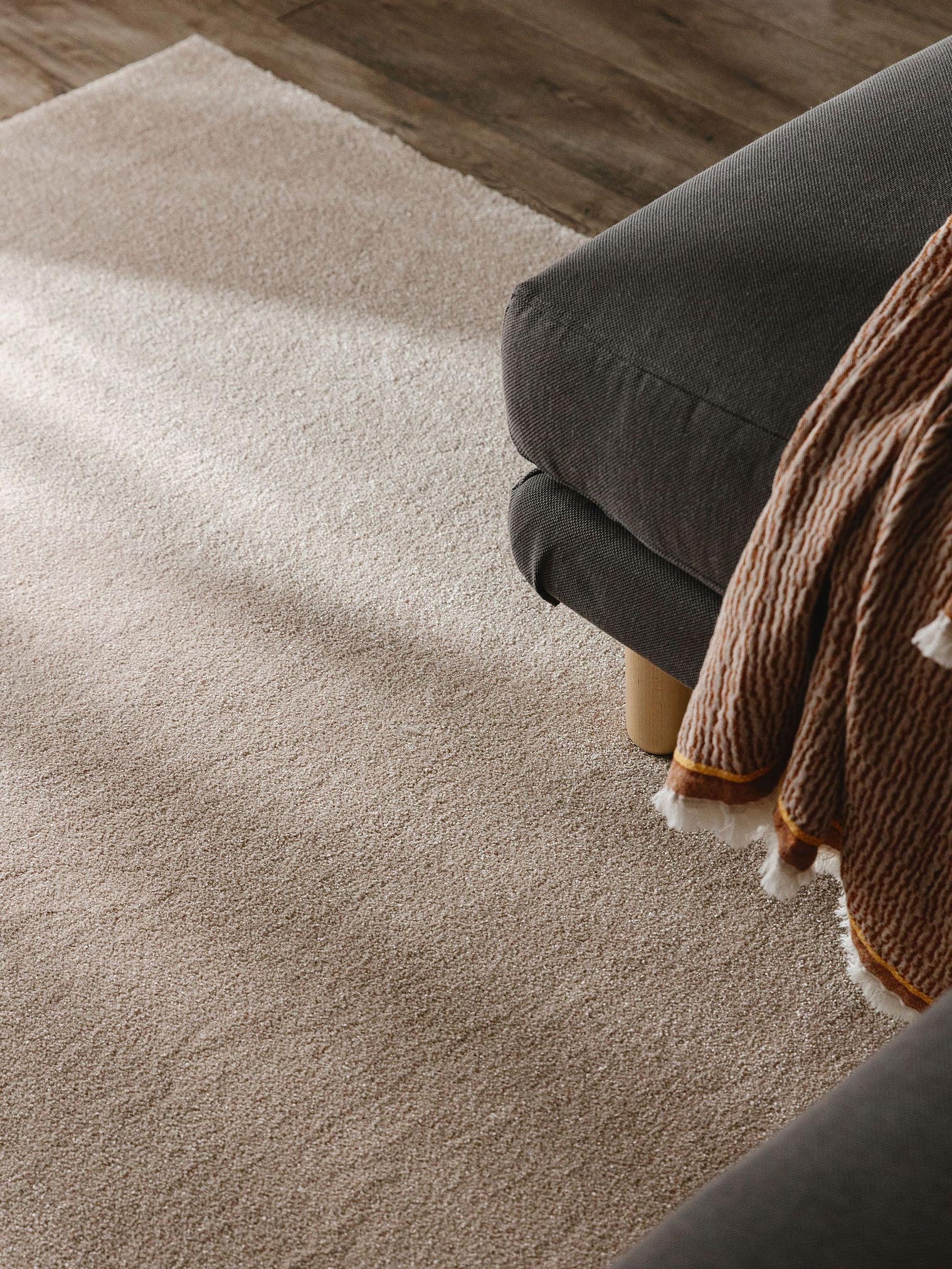 Teppich aus 100% Polypropylen in Beige mit 11 bis 20 mm hohem Flor von benuta Nest