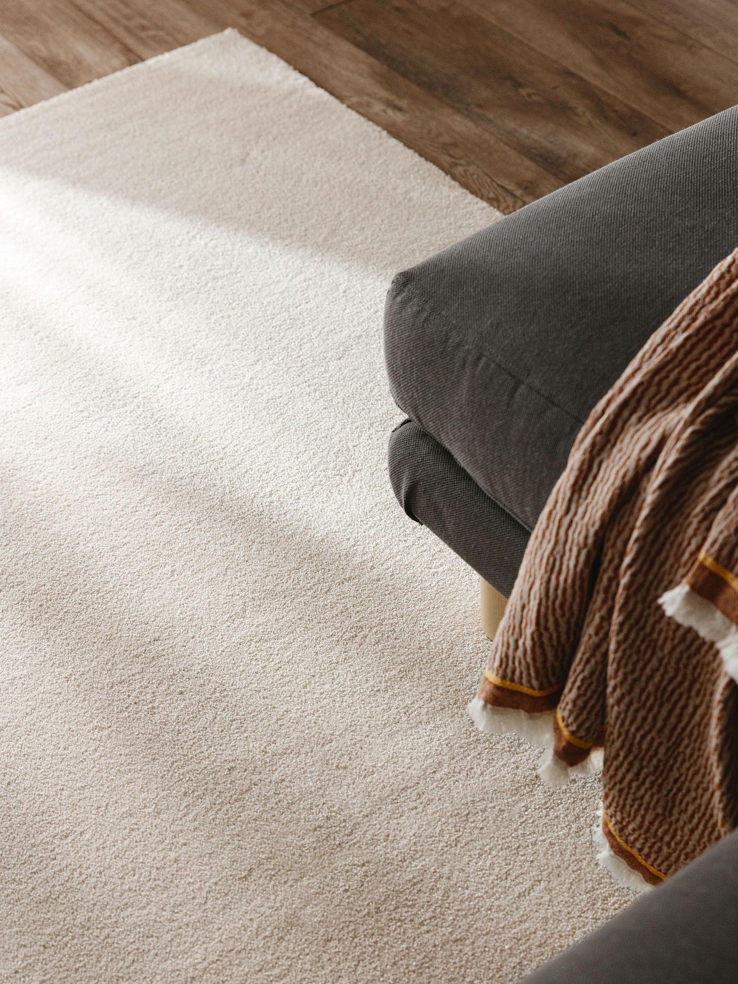Teppich aus 100% Polypropylen in Weiß mit 11 bis 20 mm hohem Flor von benuta Nest