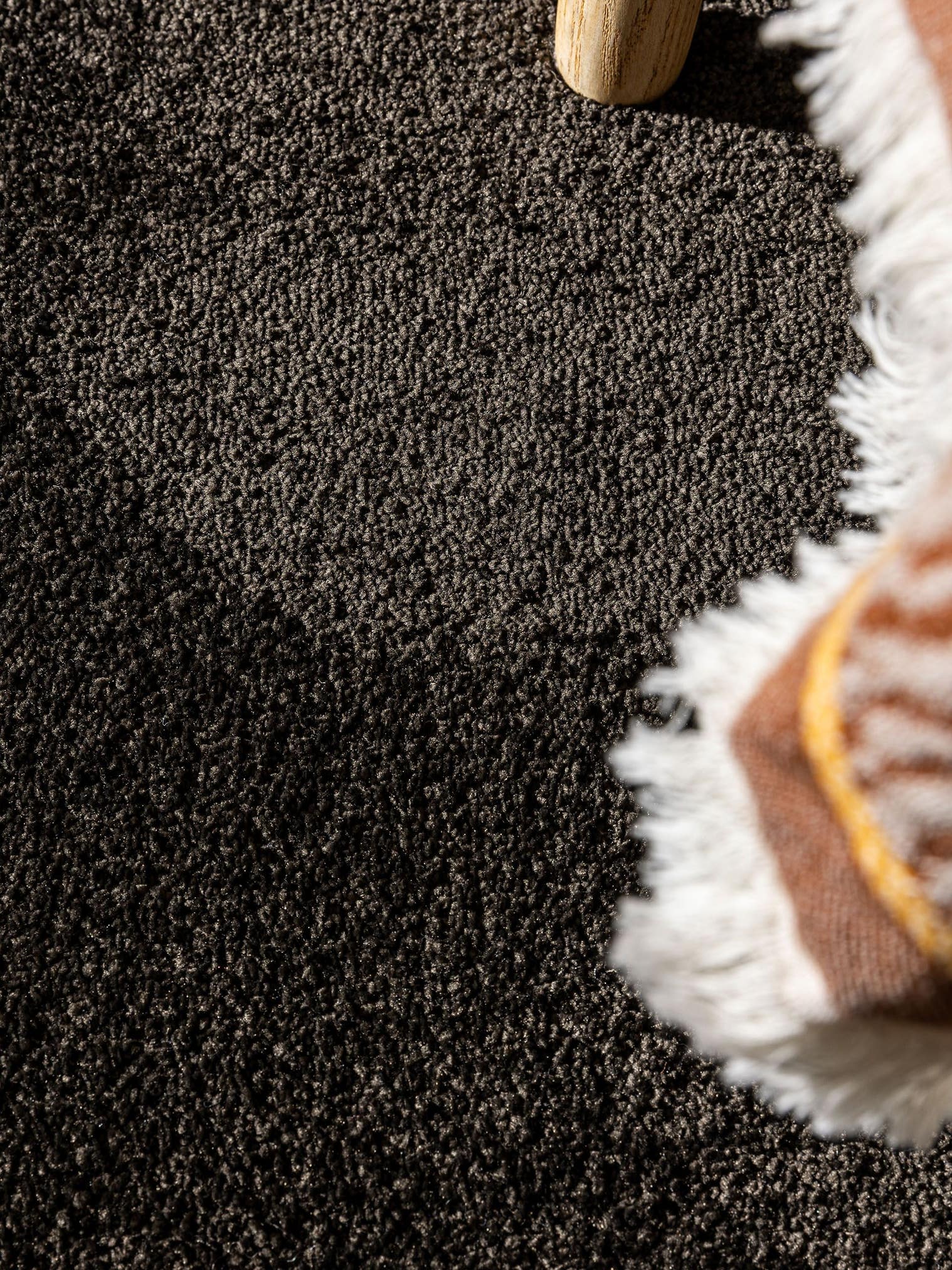 Tapijt van 100% polyester (30% gerecyclede) in Grijs met een 11 - 20 mm hoge pool van benuta Nest