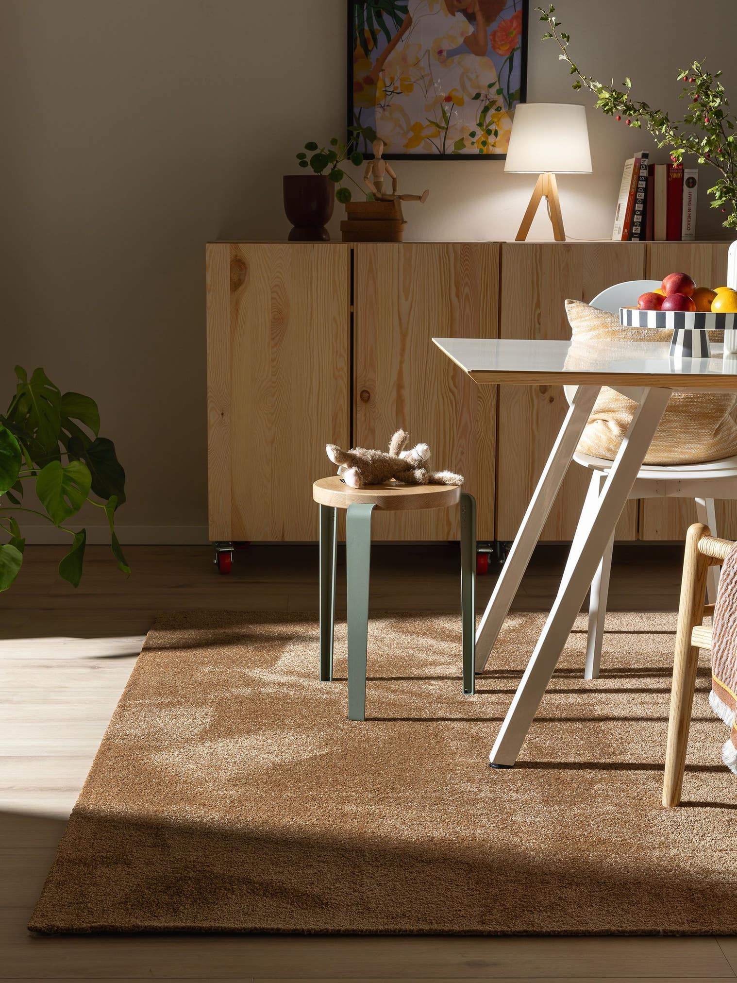 Tapijt van 100% polyester (30% gerecyclede) in Beige met een 11 - 20 mm hoge pool van benuta Nest