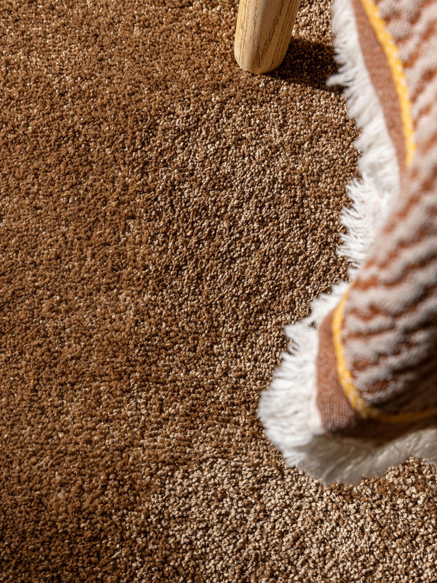Tapijt van 100% polyester (30% gerecyclede) in Beige met een 11 - 20 mm hoge pool van benuta Nest