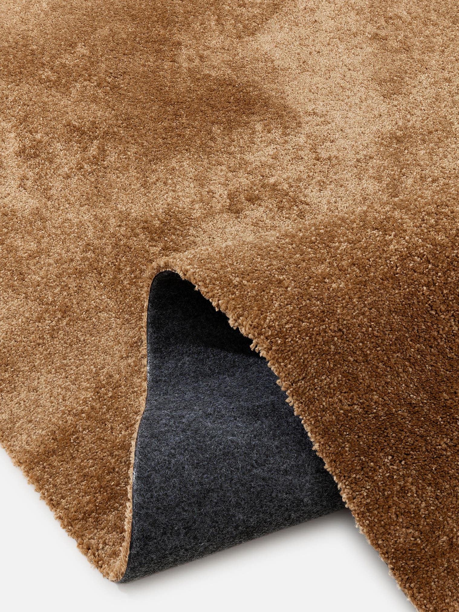 Tapijt van 100% polyester (30% gerecyclede) in Beige met een 11 - 20 mm hoge pool van benuta Nest