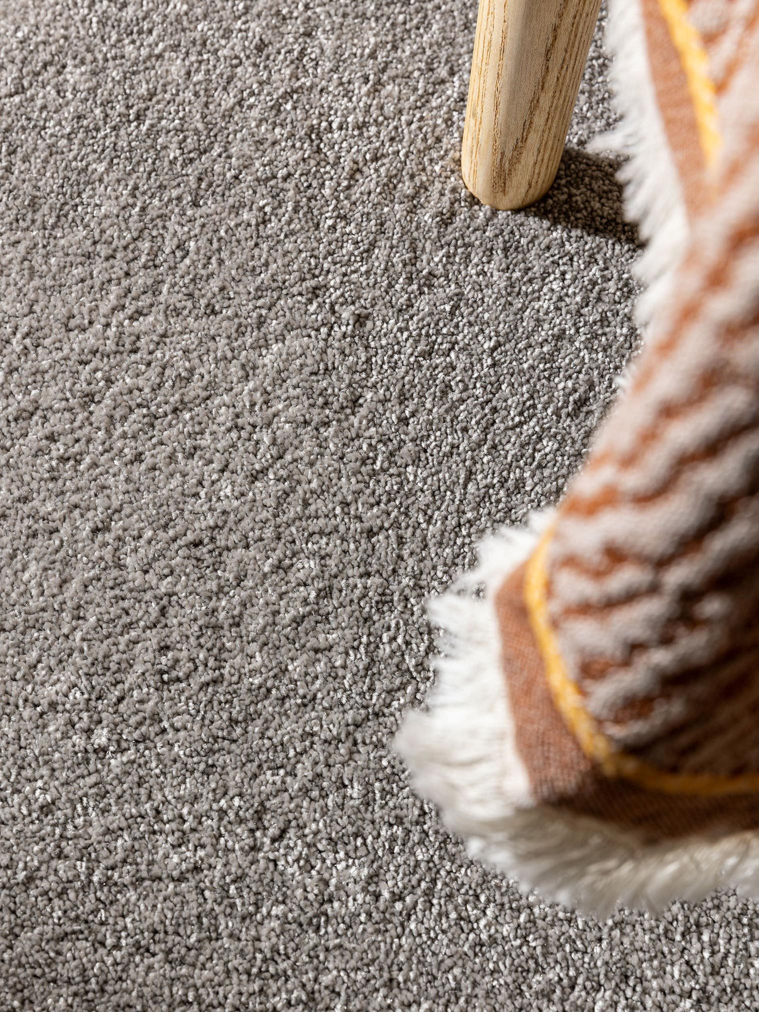 Teppich aus 100% Polyester (30% recycled) in Grau mit 11 bis 20 mm hohem Flor von benuta Nest