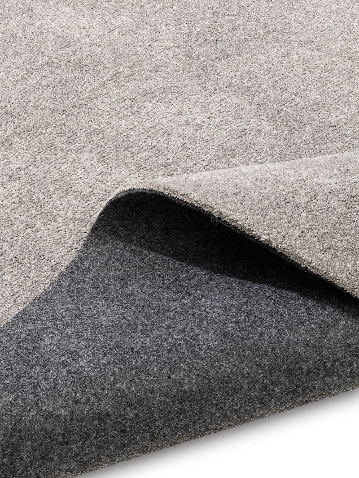 Teppich aus 100% Polyester (30% recycled) in Grau mit 11 bis 20 mm hohem Flor von benuta Nest